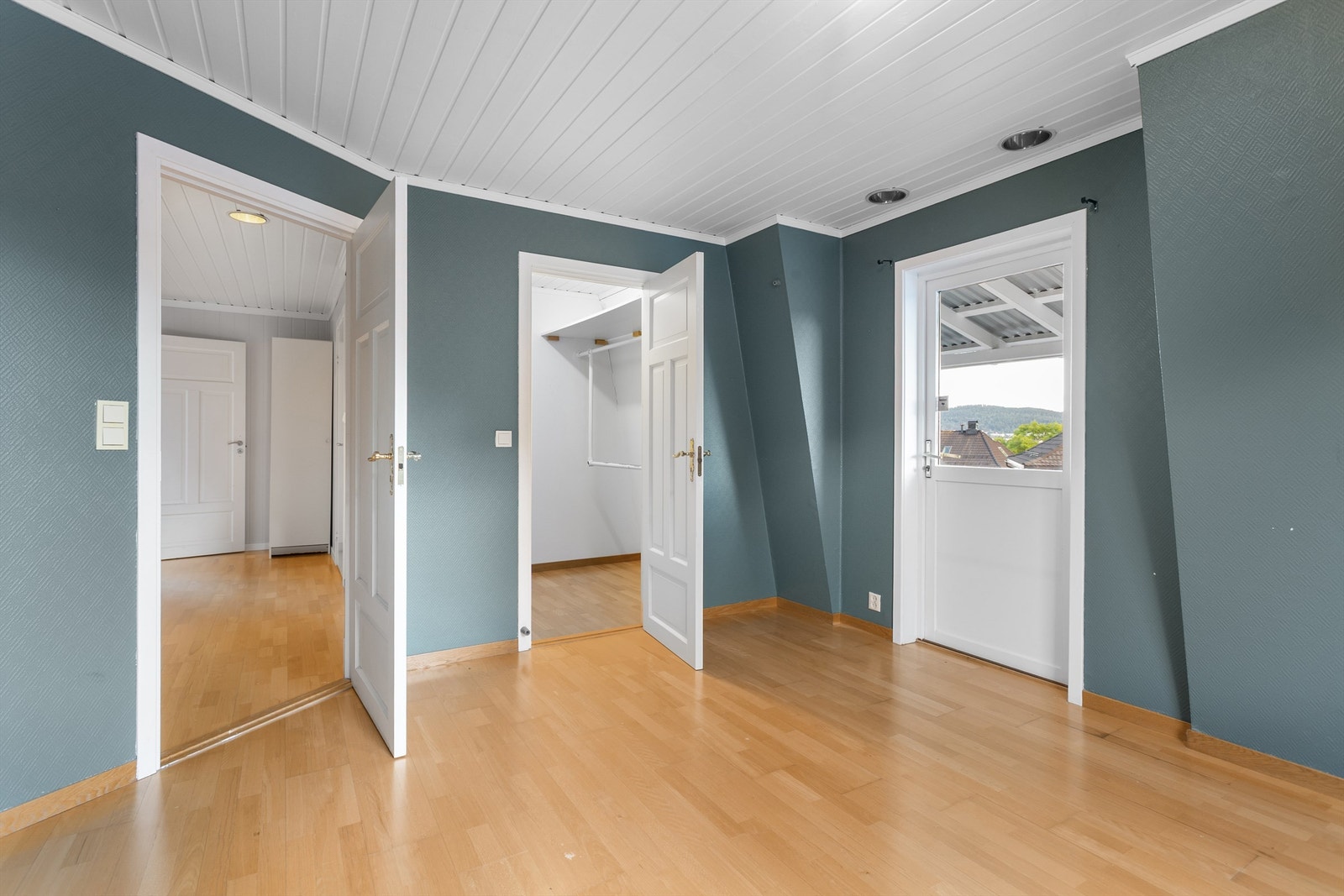 Soverom 3 med tilgang til eget walk-in closet og utgang til balkong Galleribilde