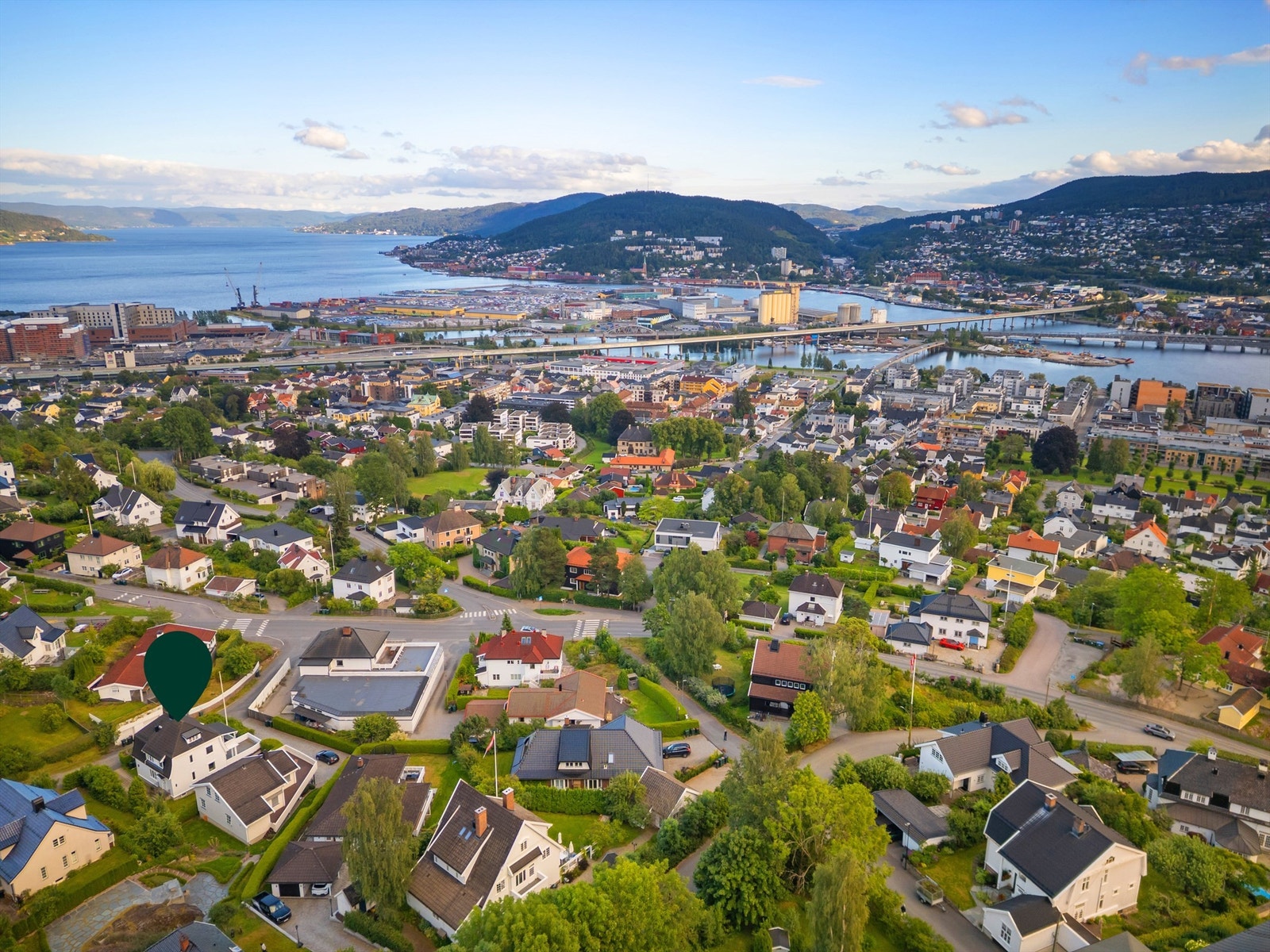 Kort vei til CC Drammen kjøpesenter med bl.a. apotek, vinmonopol og dagligvarebutikk Galleribilde