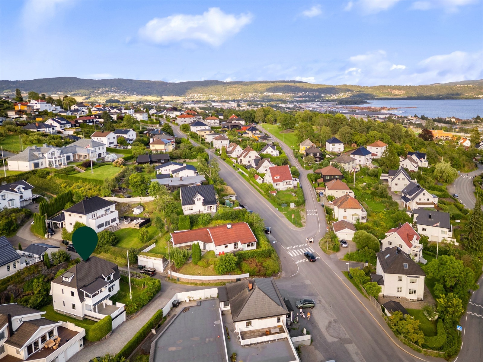 Bragernes barneskole og Løkkebergene Vels barnehage ligger ved parkområdet Galleribilde