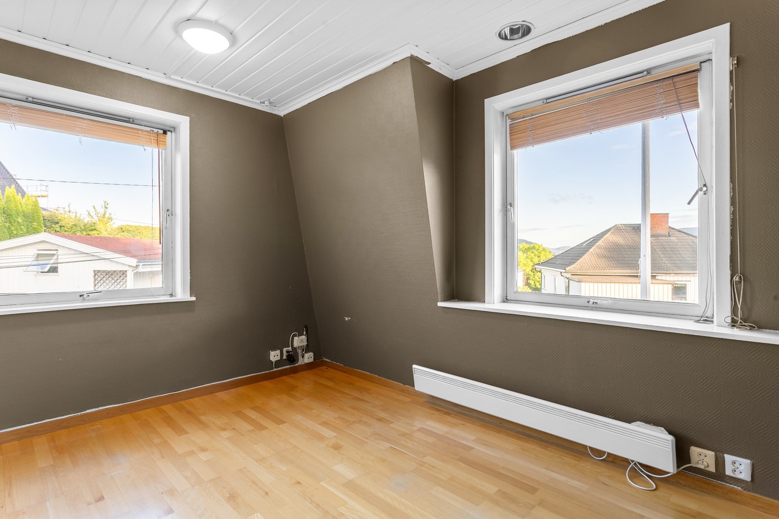 Soverom 4 med 3-stavs eikeparkett på gulv, mdf-plater samt malt tapet på vegger og malt panel i himling Galleribilde