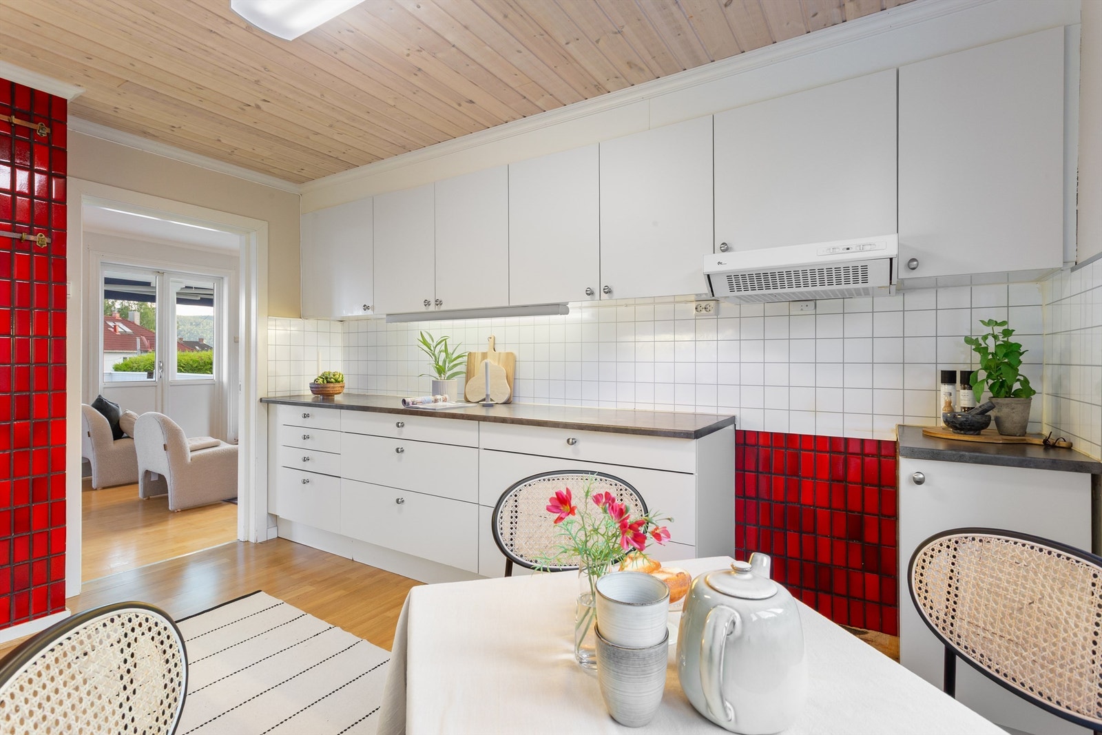 Kjøkkenplater på vegg over laminerte benkeplater og lysarmaturer under overskap Galleribilde