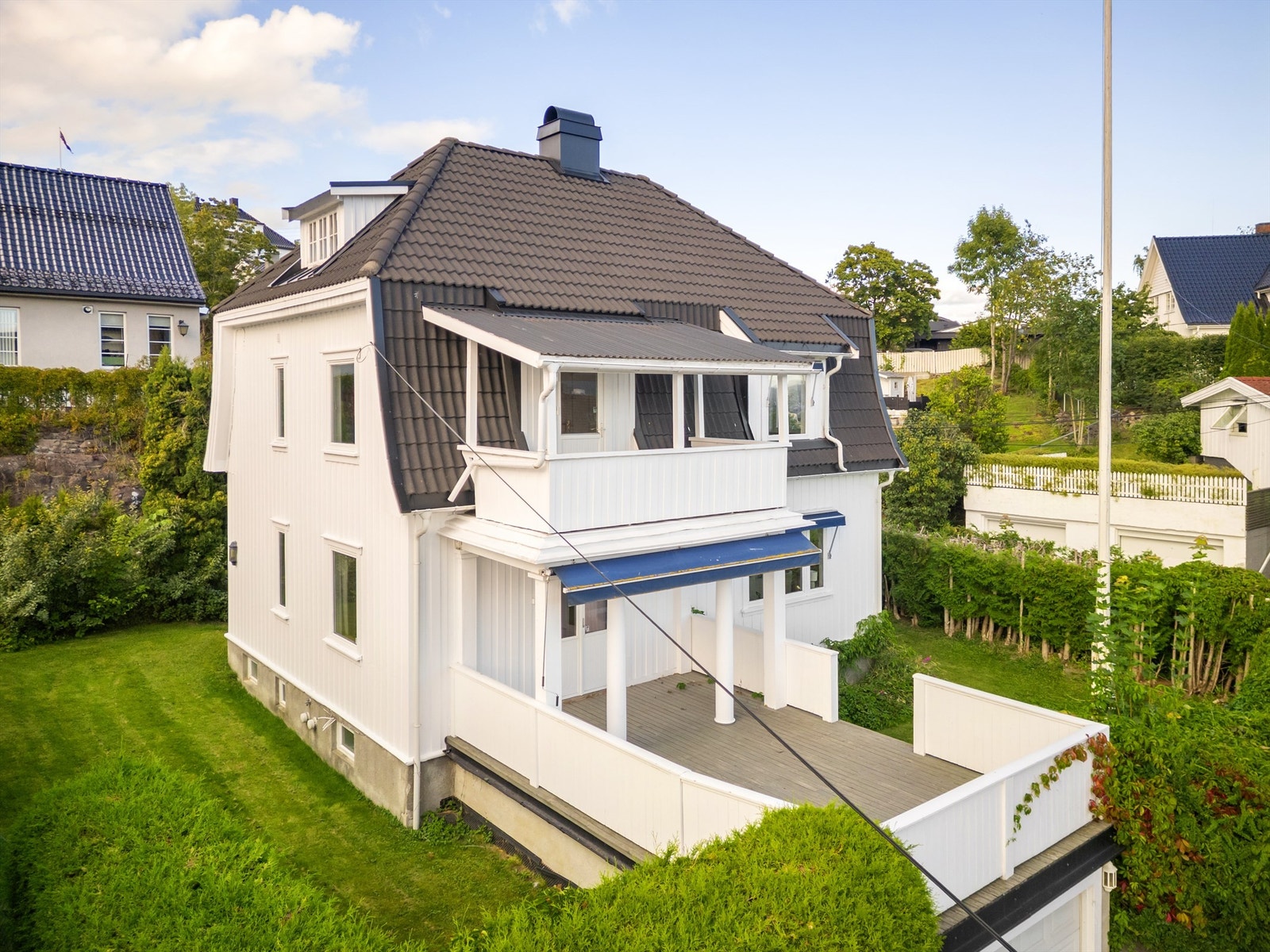 Terrasse med markise, utvendig belysning og strømuttak Galleribilde