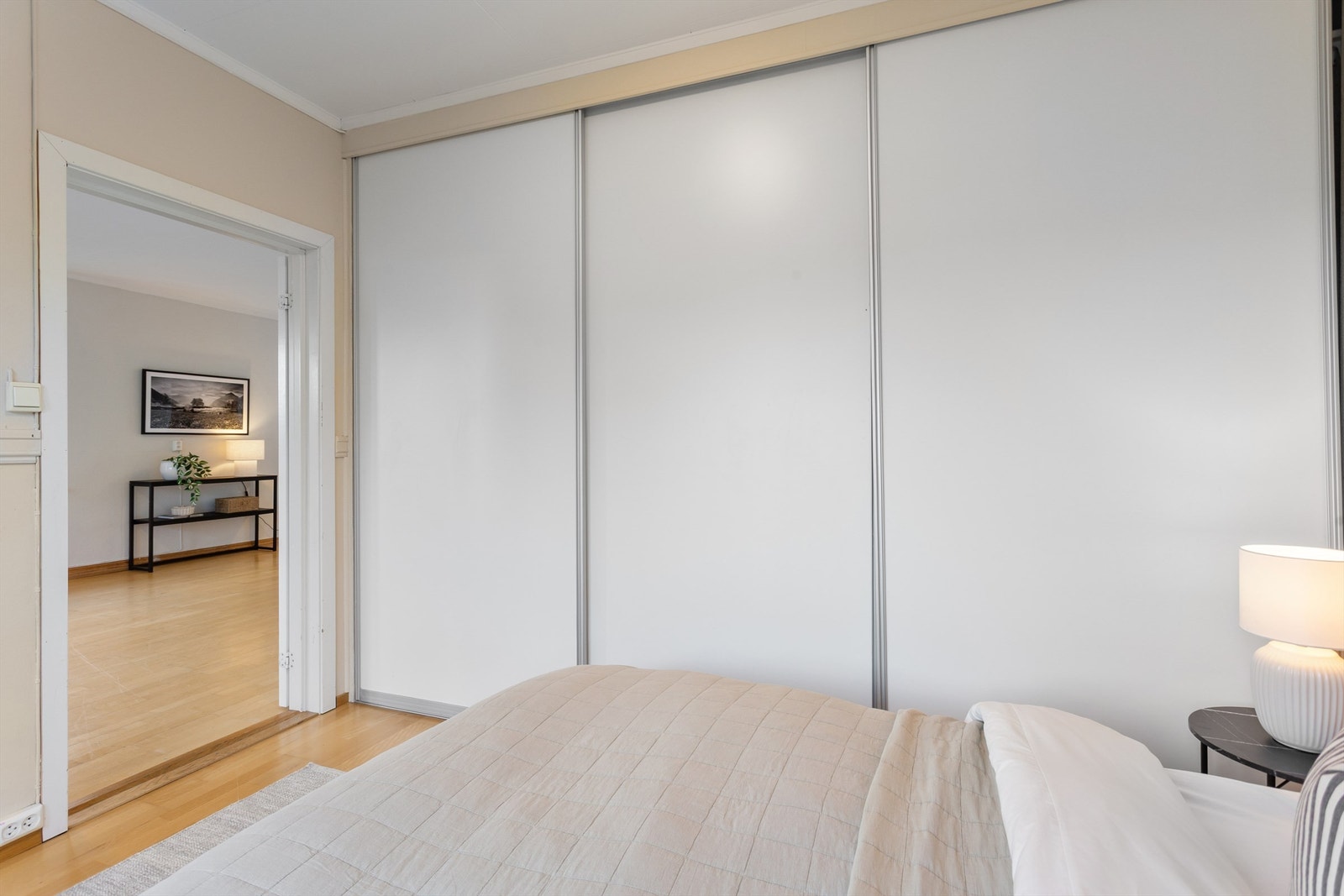 Soverom 1 med skyvedørsgarderobe i hvit og glatt utførelse Galleribilde