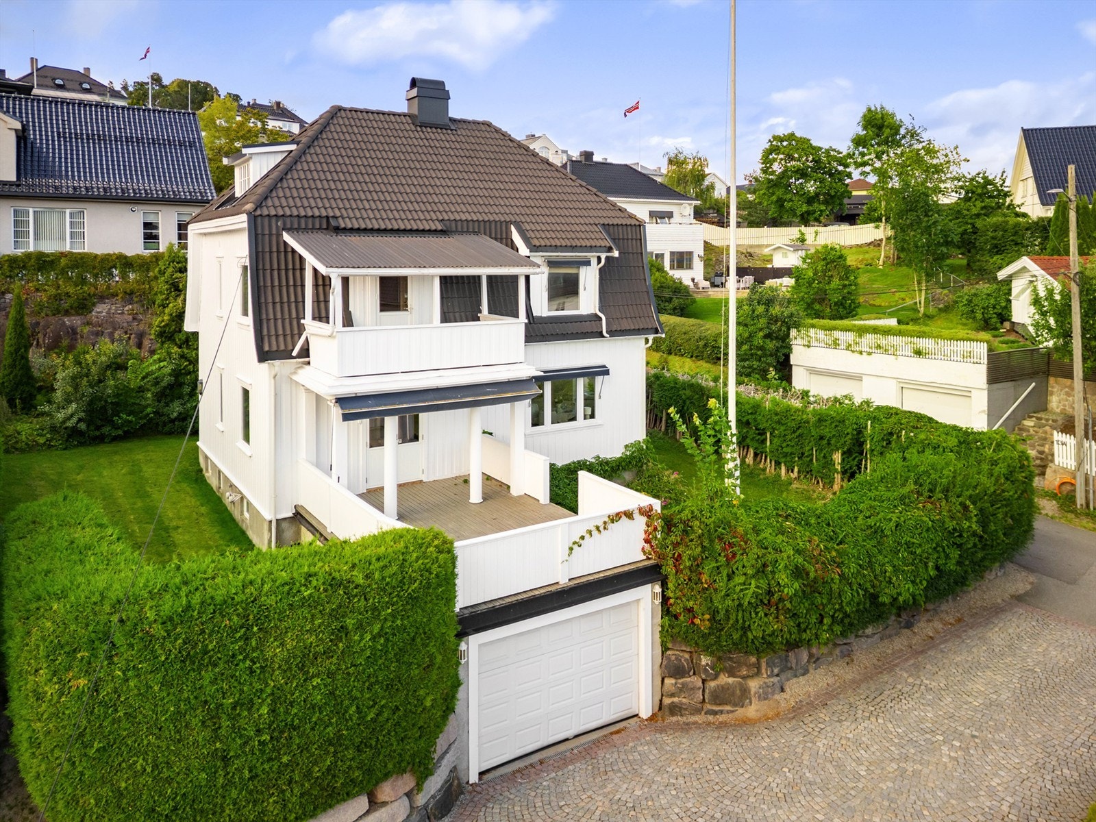 Romslig enebolig med 3 etasjer og loft Galleribilde