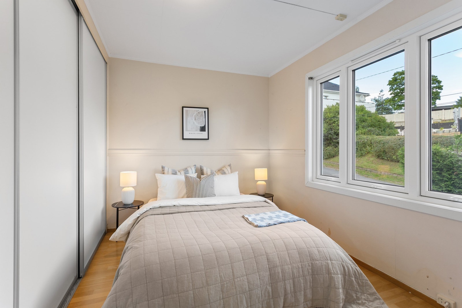 Soverom 1 med 3-stavs eikeparkett på gulv, malte vegger og tak-ess i himling Galleribilde