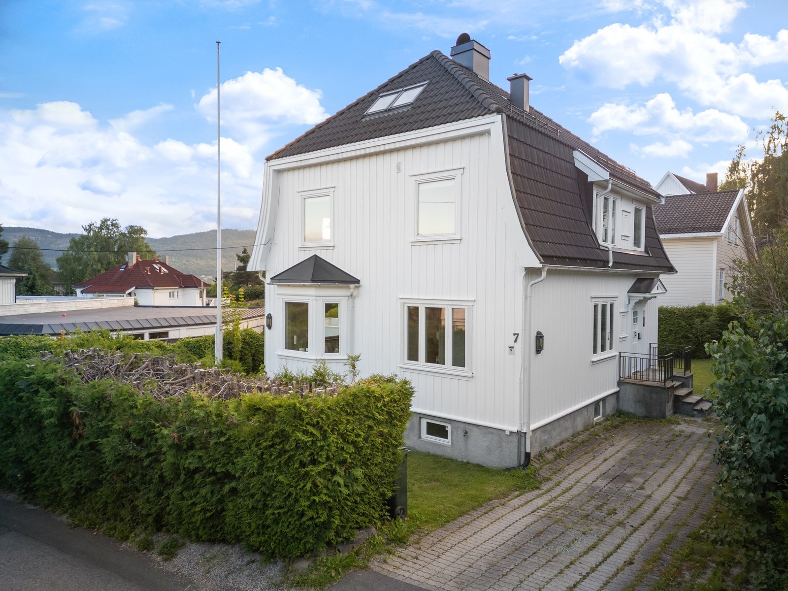 Innkjørsel på øvre og nedre del av tomten er belagt med belegningsstein Galleribilde