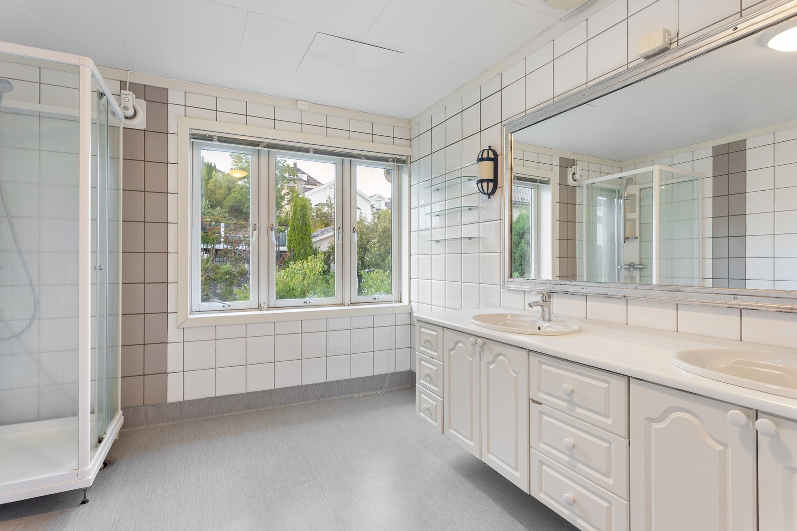 Bad i 2. etasje med dusjkabinett og varmekabler i gulv Galleribilde