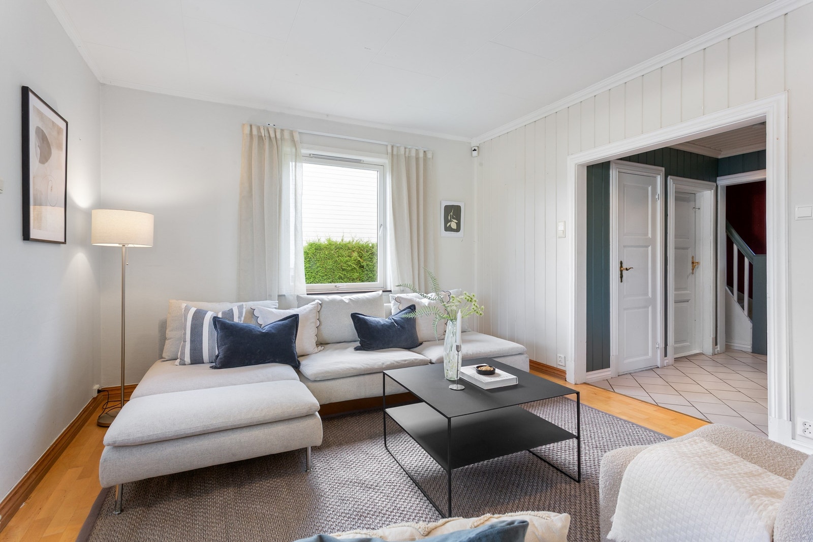 Lys stue med sofaområde og spiseplass Galleribilde