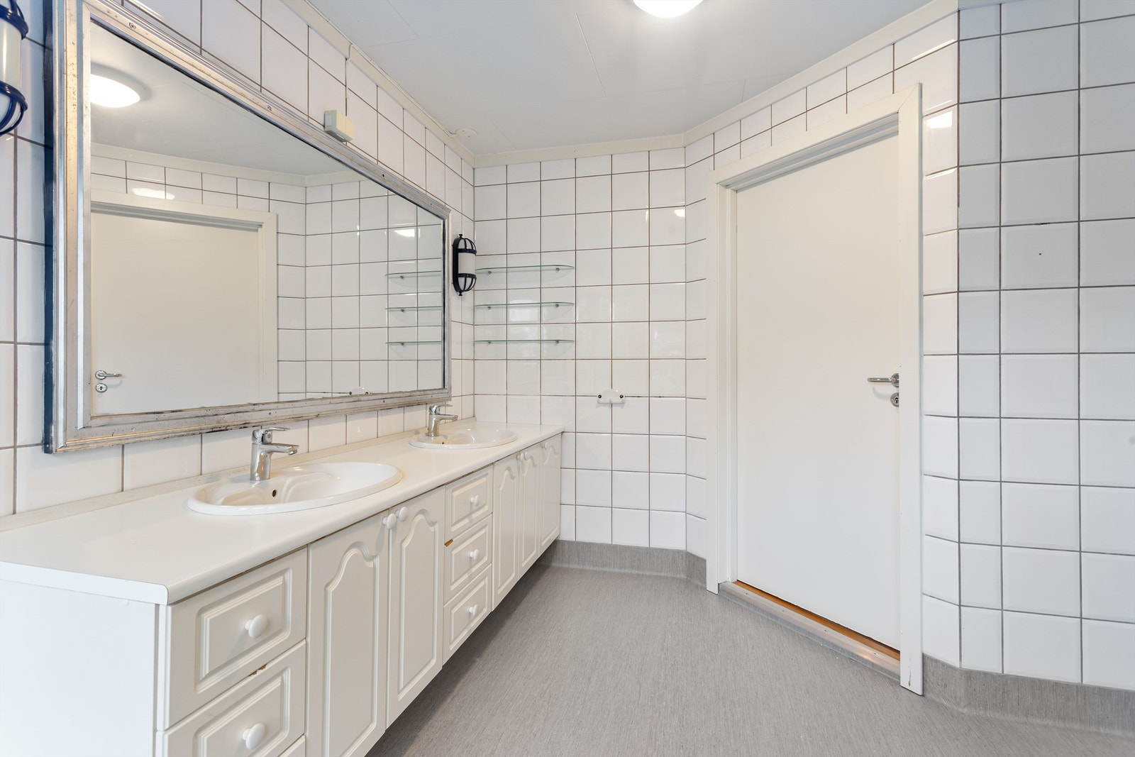 Badet har to nedfelte servanter over servantinnredning Galleribilde