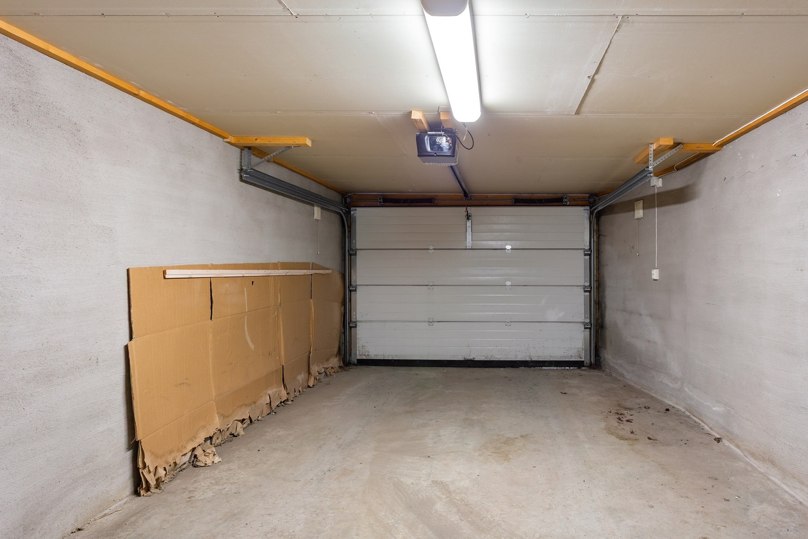 Integrert garasje med elektrisk leddport Galleribilde