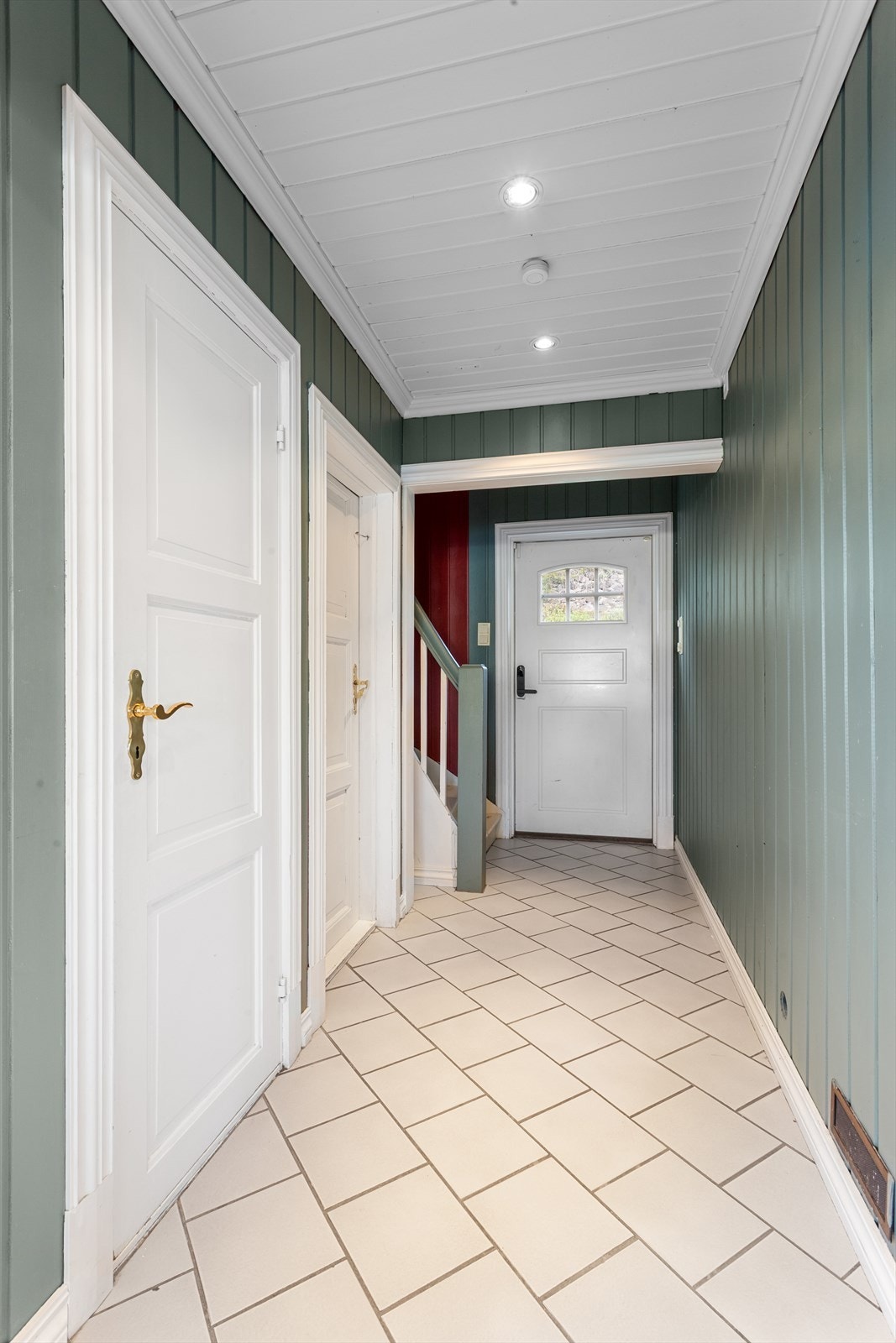 Entré med trappegang til 2. etasje og kjeller Galleribilde