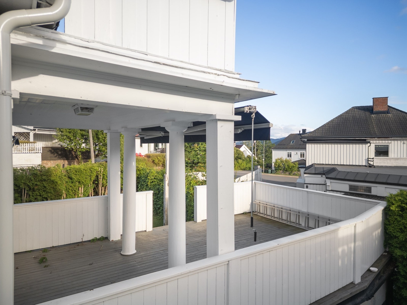 Delvis overbygget sydvendt terrasse på ca. 26 kvm Galleribilde