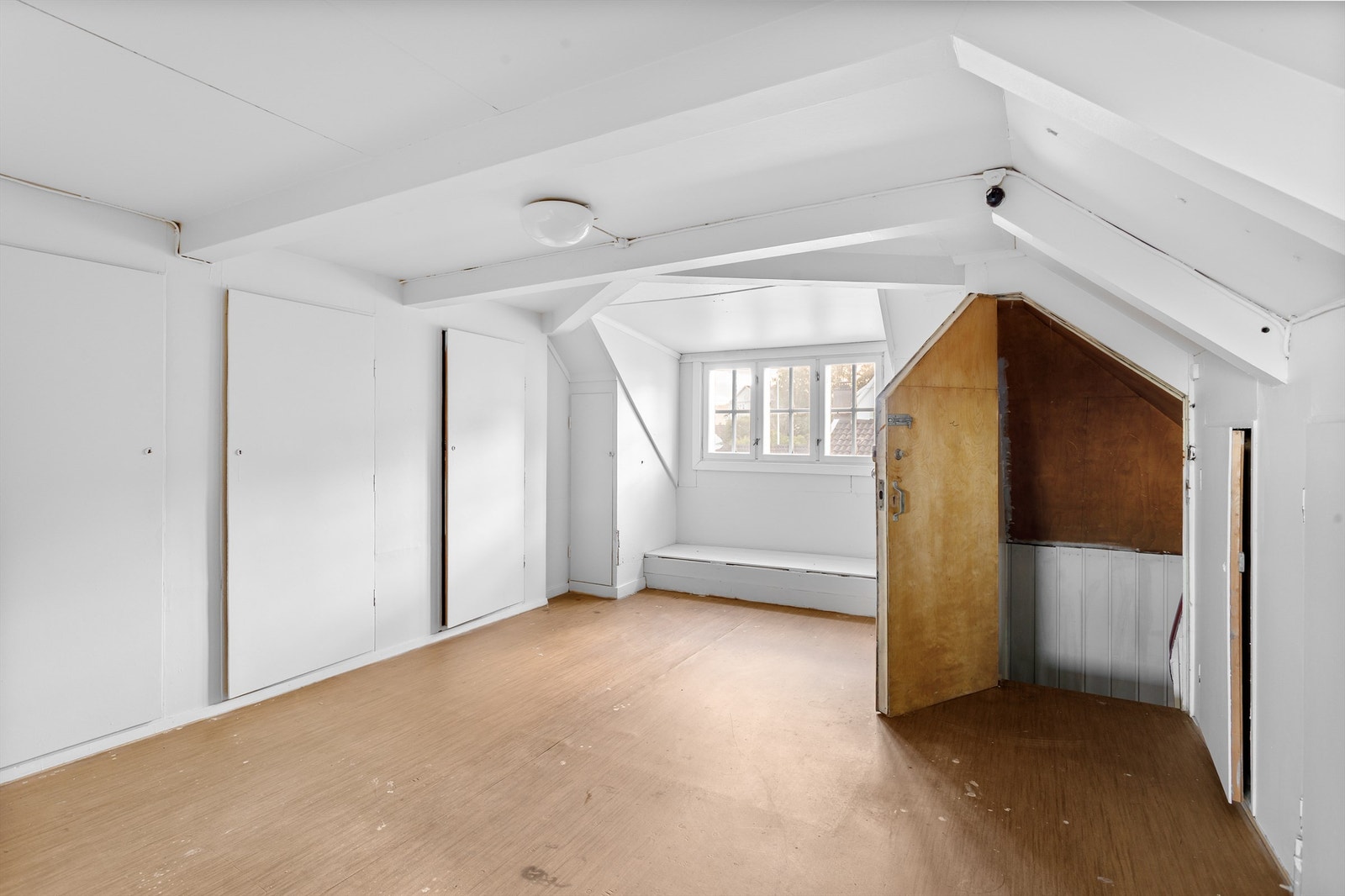 Stort loft med tilgang til kneloft Galleribilde