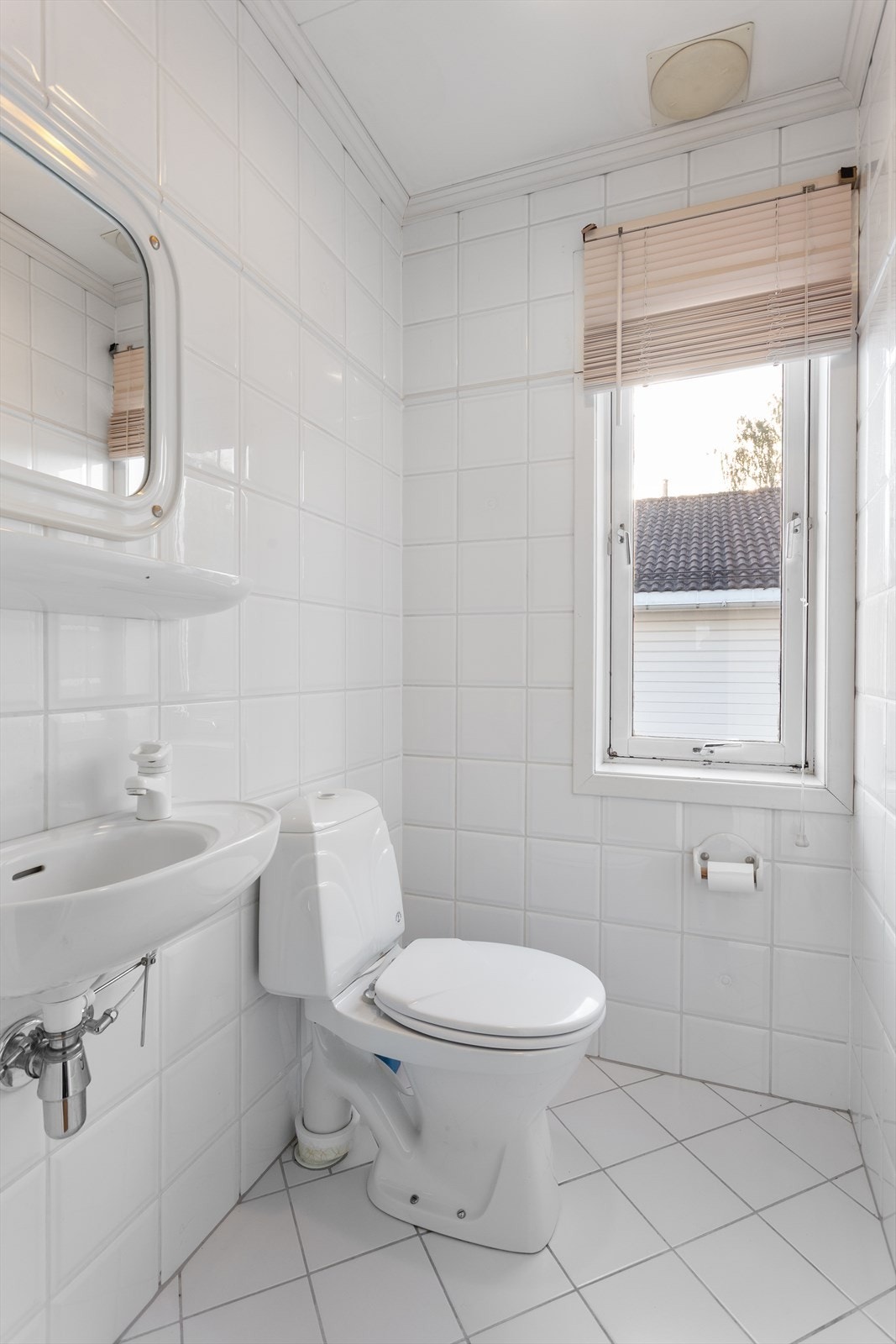 Wc-rom i 2. etasje med vegghengt servant og gulvstående toalett Galleribilde