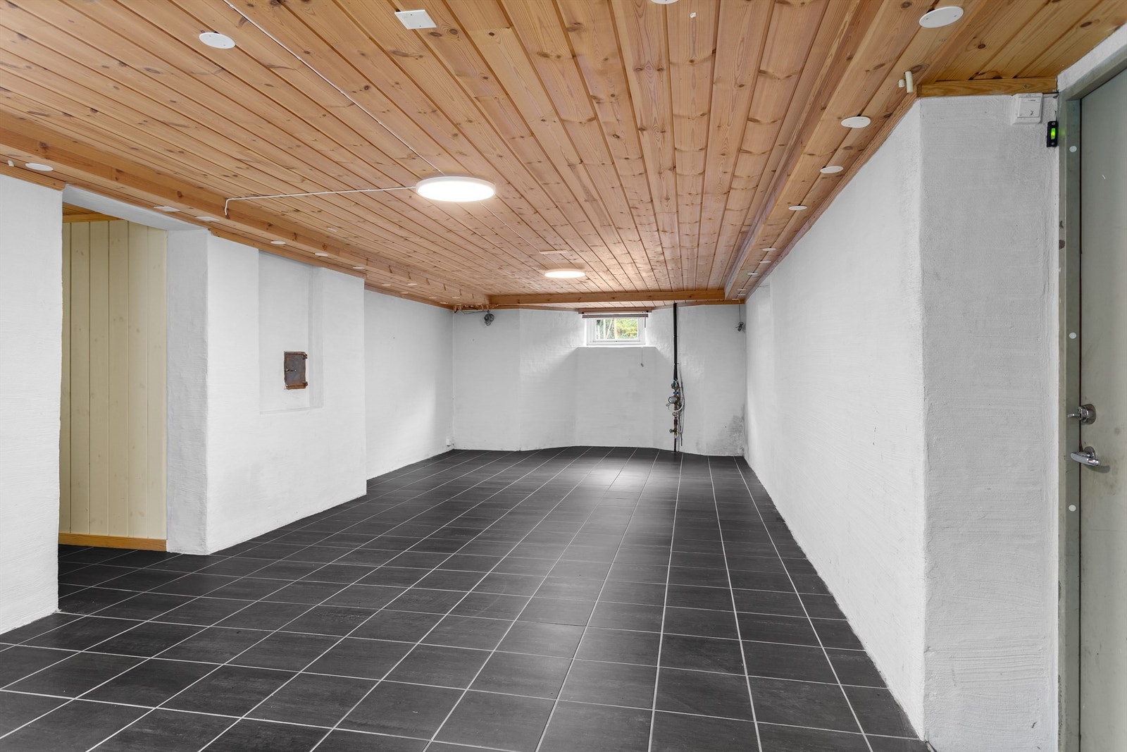Kjellerrom/gang har innvendig tilgang til garasjen - Rommet er ikke godkjent for varig opphold Galleribilde