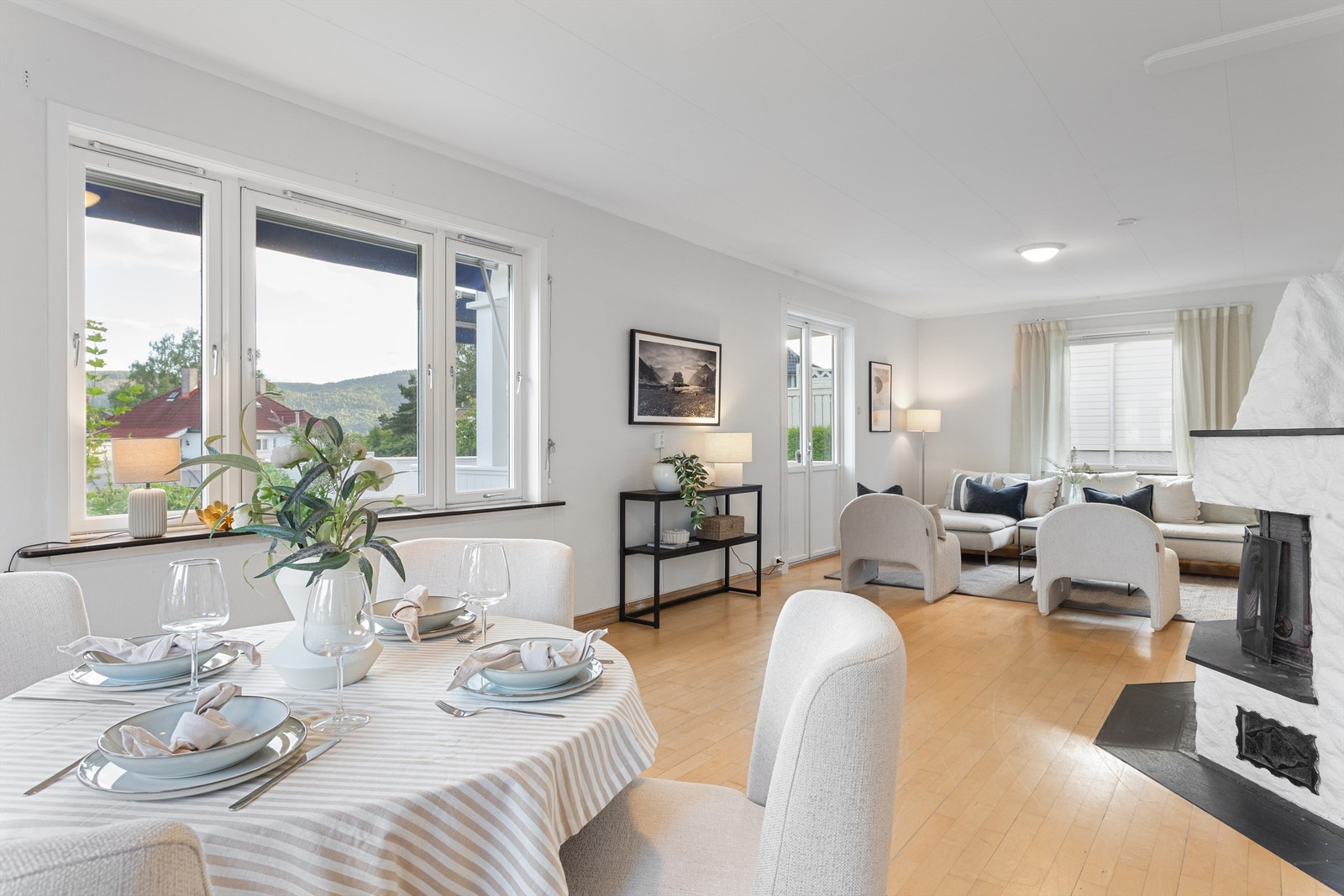 Innmurt Jøtul peisinnsats som er pent plassert i midten av rommet Galleribilde