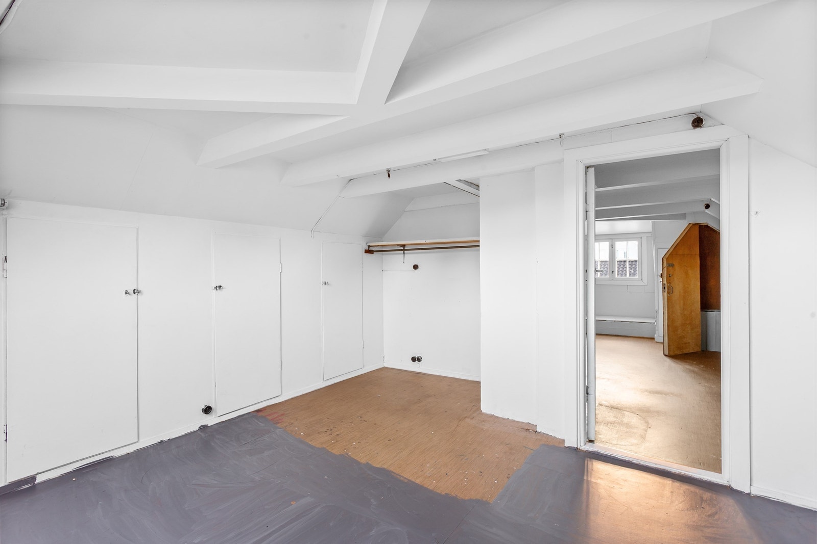 Loftet består bl.a. to store lagringsrom Galleribilde