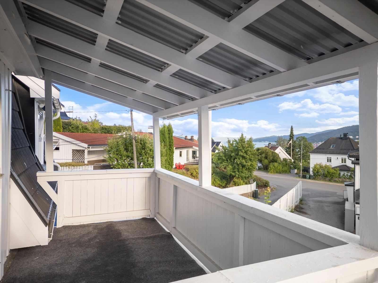 Overbygget sydvendt balkong på ca. 7 kvm med teppebelagt dekke Galleribilde