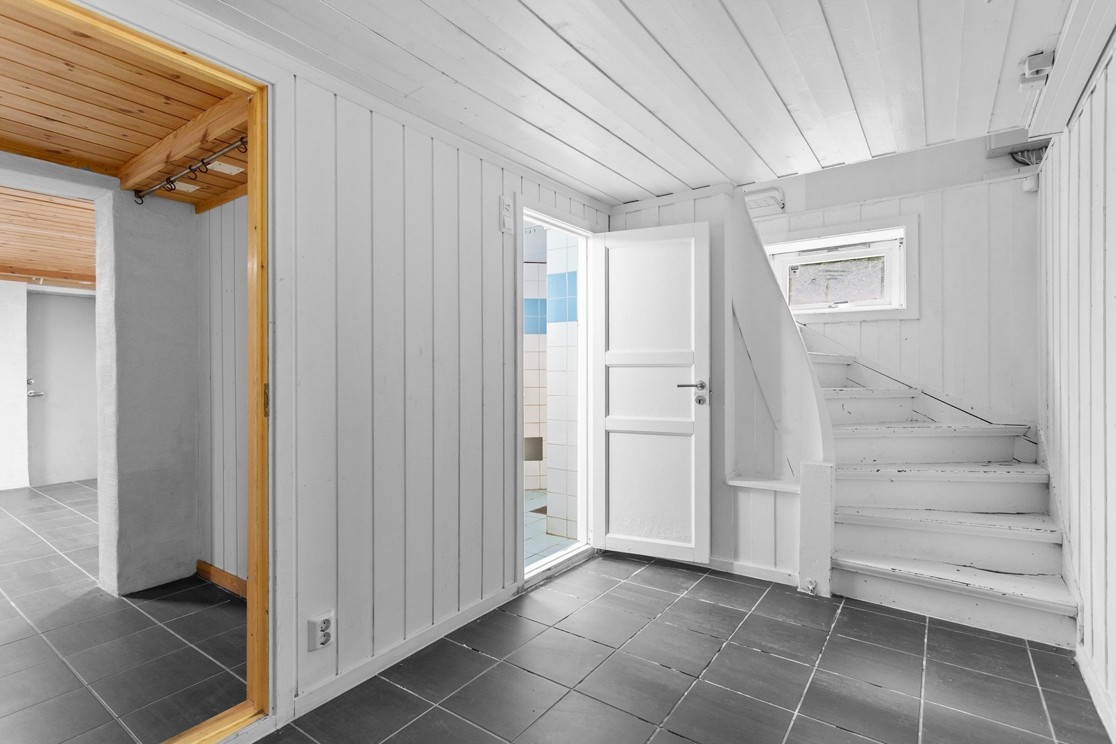 Gang i kjeller med tilgang til bod Galleribilde