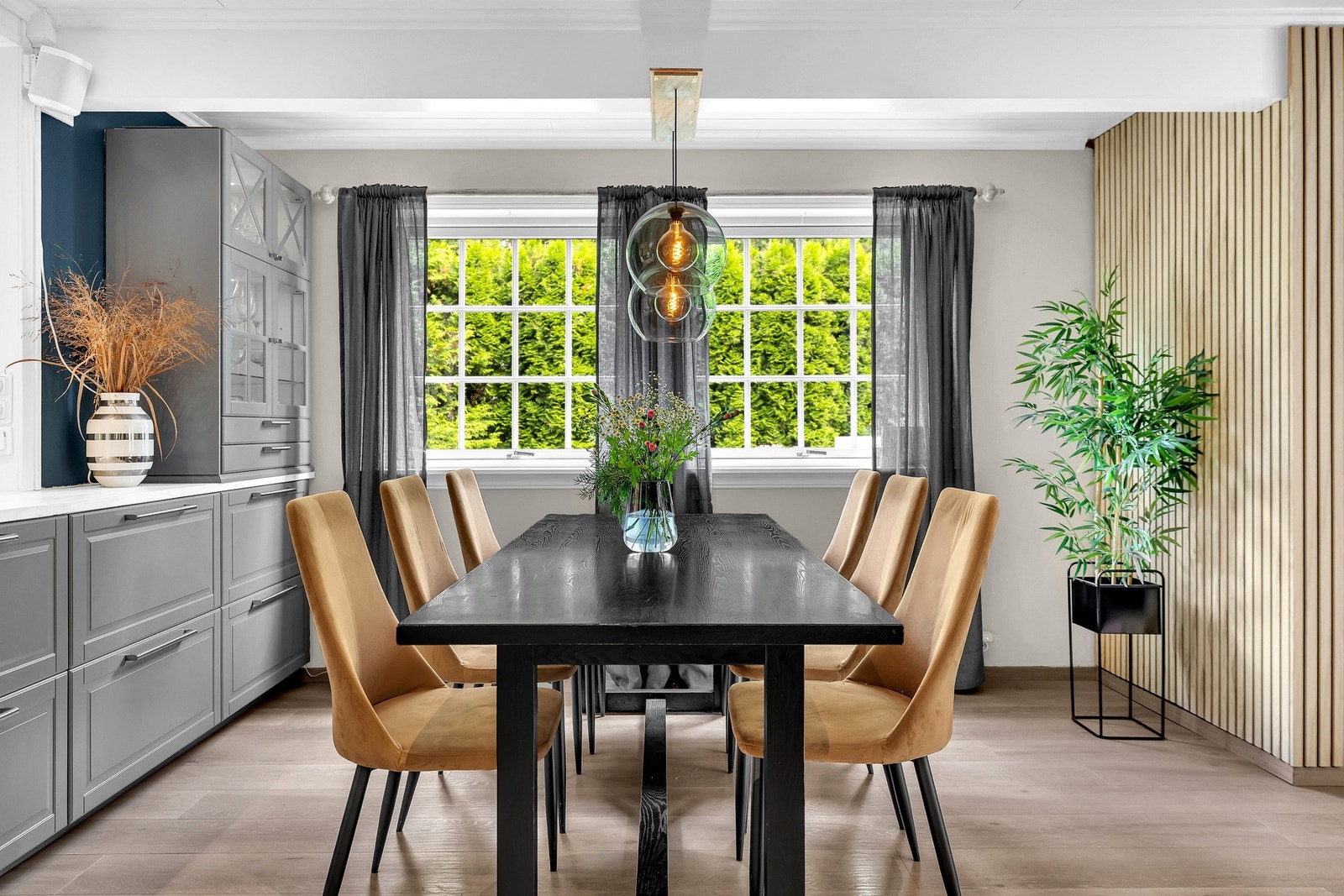 Stuen har god plass til en stor spisegruppe hvor man kan samle hele familien til alle døgnets måltider. Galleribilde