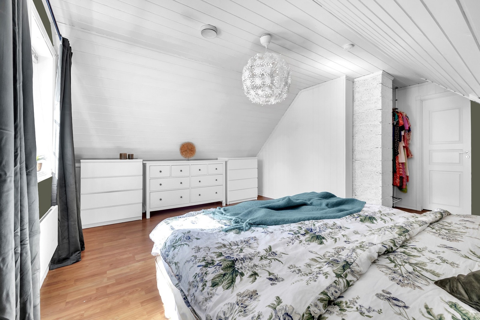 Ifølge godkjente byggetegninger er 3,8 m² av arealet på hovedsoverommet godkjent som bod, les mer under "midlertidig brukstillatelse og ferdigattest". Galleribilde