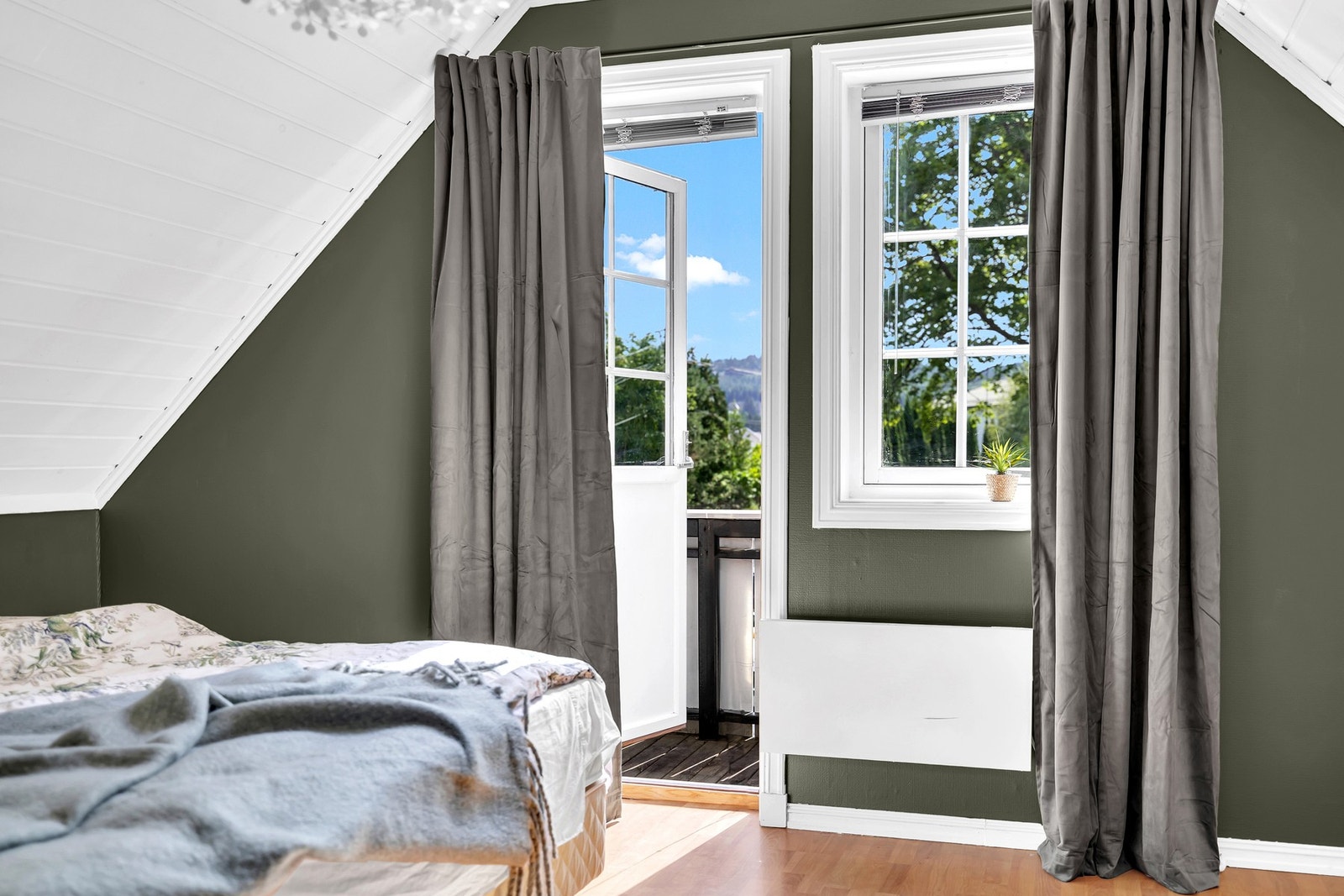 Herfra er det utgang til en koselig veranda på ca. 4 m² - perfekt for en stille morgenkaffe eller en pust i bakken med flott utsikt. Galleribilde