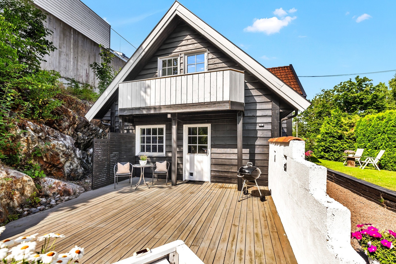 Fra stuen kommer man ut til en romslig terrasse på 27 m² - et perfekt sted for å spise middag, lese en bok eller bare slappe av i solen. Galleribilde