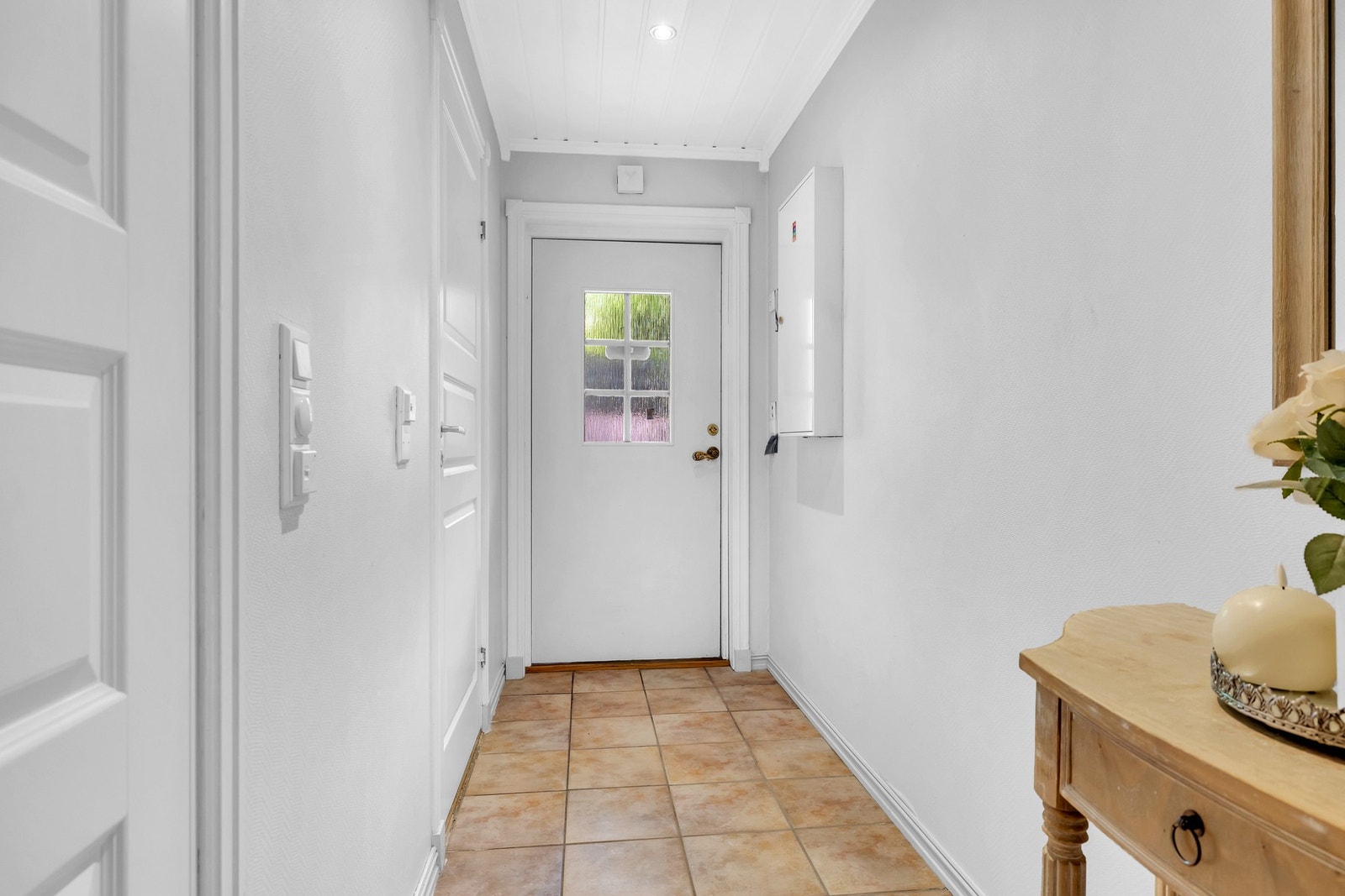 Når du kommer inn i huset, blir du møtt av en romslig og innbydende entré med flislagt gulv - perfekt når barna løper inn og ut i all slags vær! Galleribilde