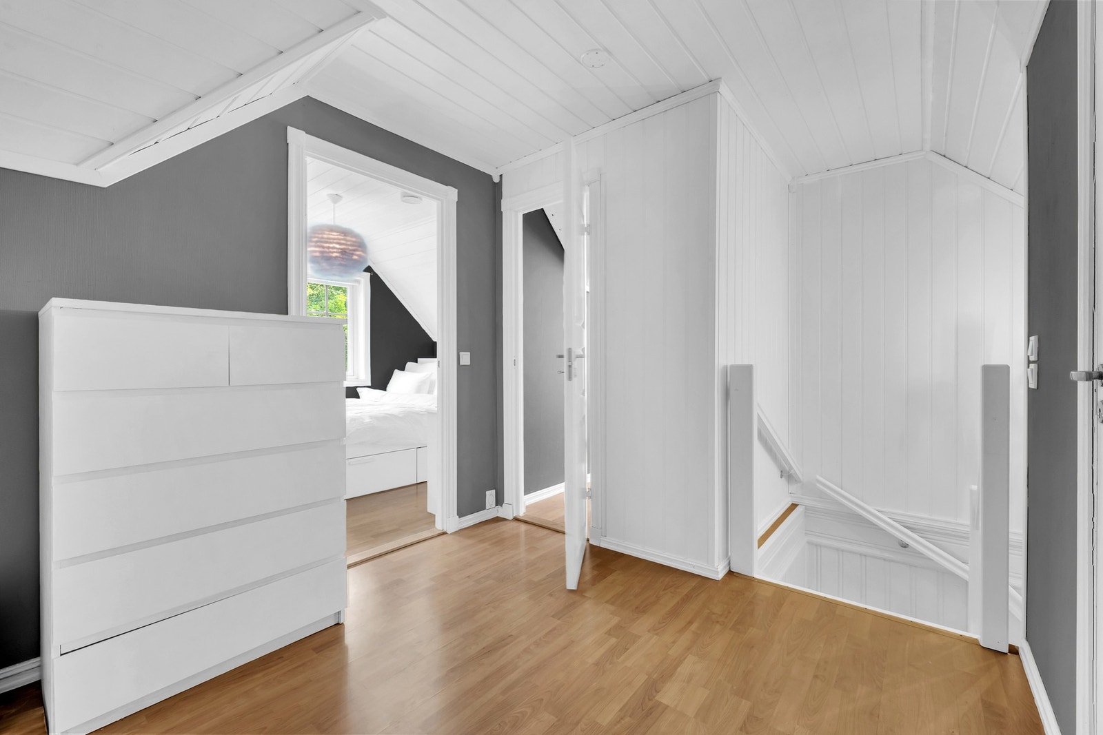 Loftsetasjen byr på en gjennomtenkt og familievennlig planløsning med tre gode soverom, bundet sammen av en lys og trivelig gang. Galleribilde