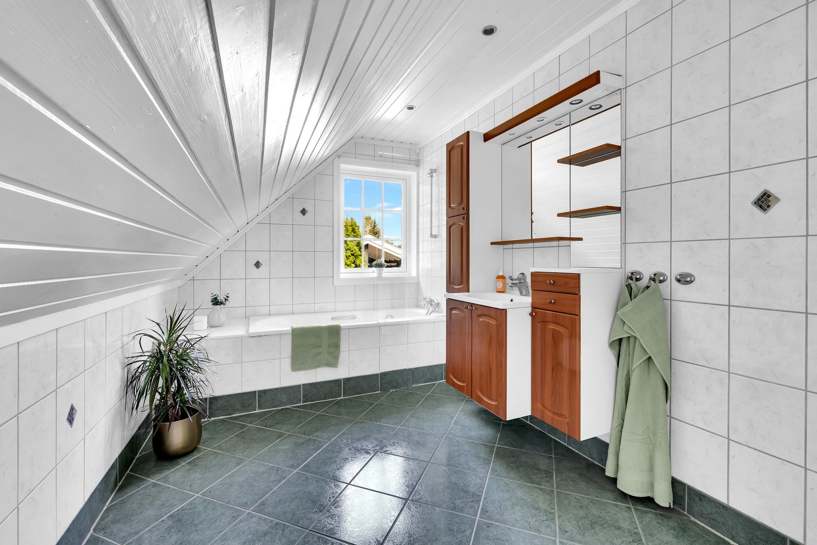 Baderommet i loftsetasjen er fra 1999, og er gjennomført med flislagt gulv med varme og flislagte vegger - perfekt for komfort og enkelt vedlikehold. Galleribilde