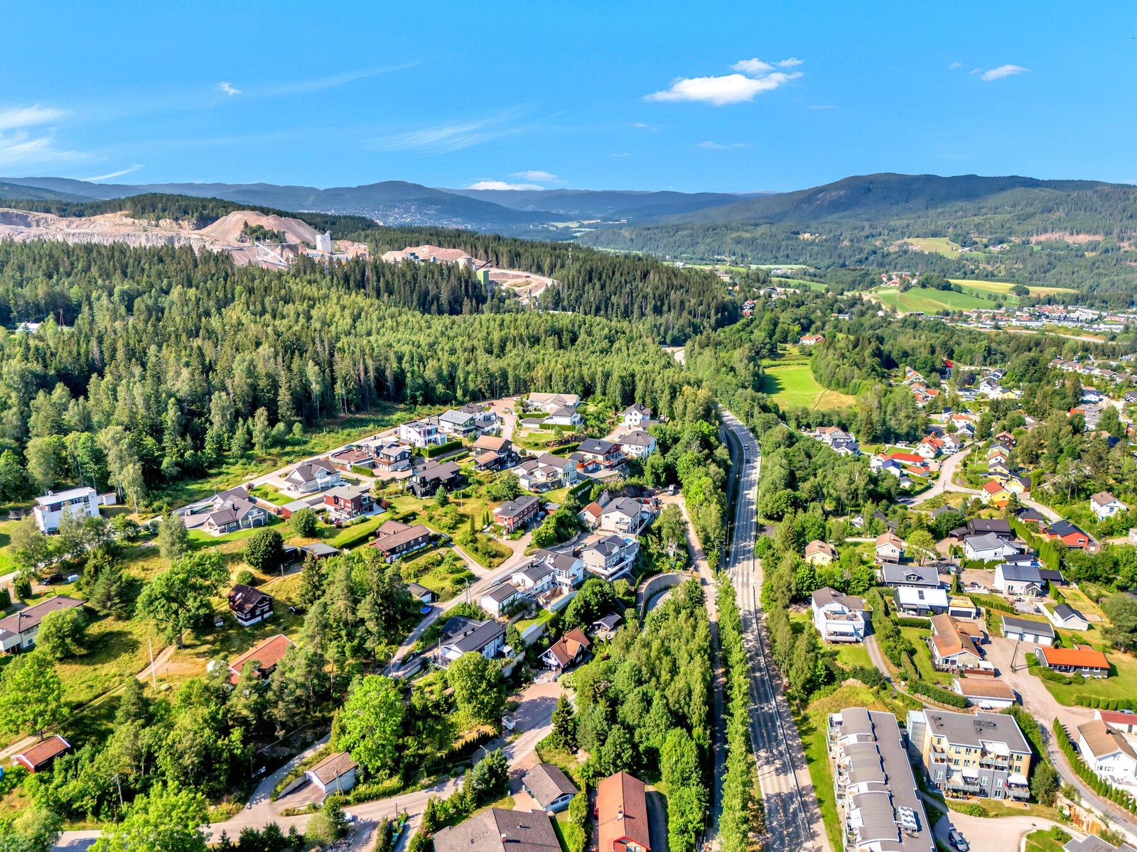 I Lillomarka er det alltid preparerte skiløyper på vinterstid, og på sommeren er tur- og bademuligheter utallige. Galleribilde