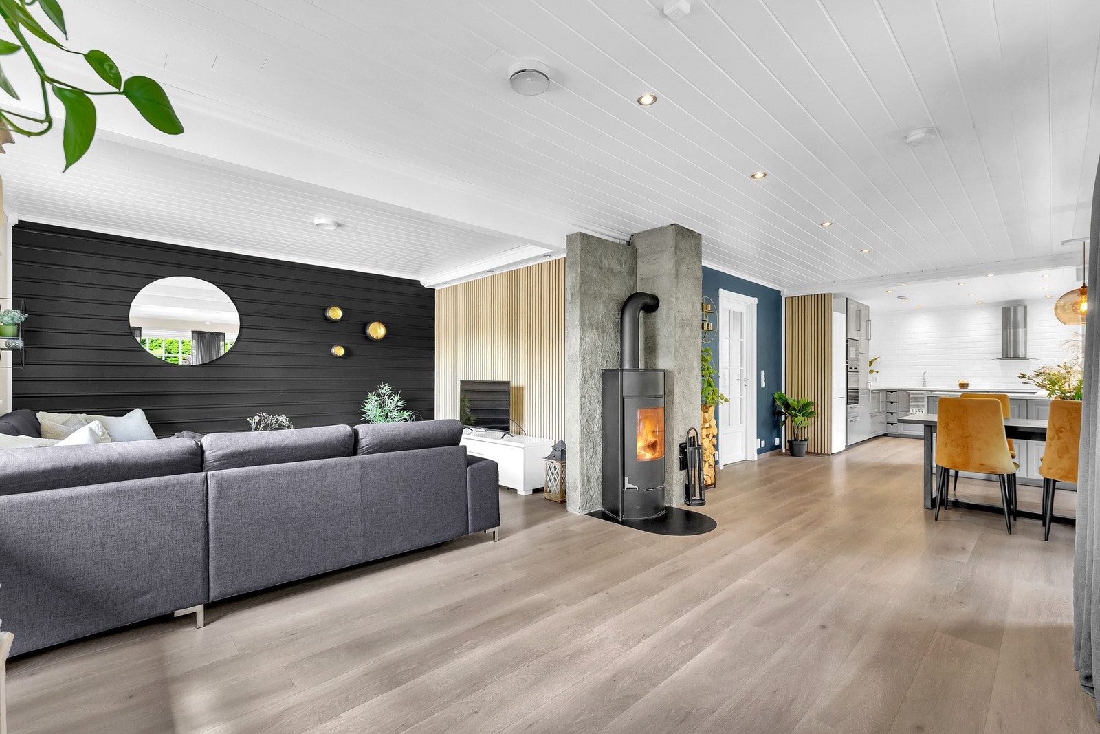 Den stemningsfulle peisen gir både varme og hygge på kjølige kvelder. Galleribilde