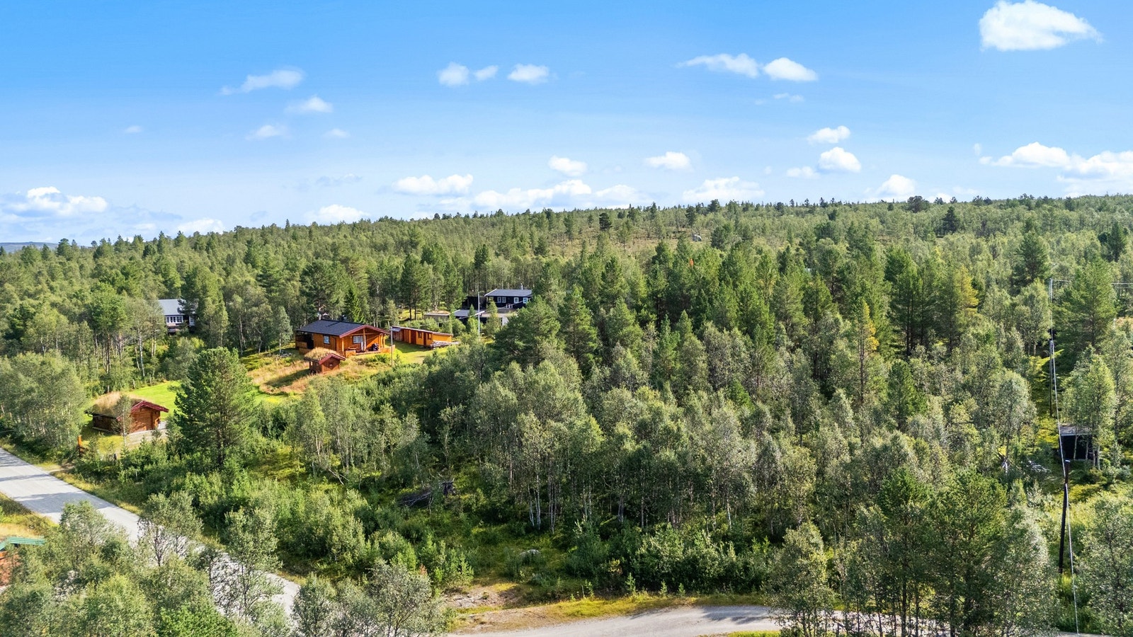 Tomta er regulert til fritidsbebyggelse, og ligger omkranset av fritidseiendommer. Galleribilde