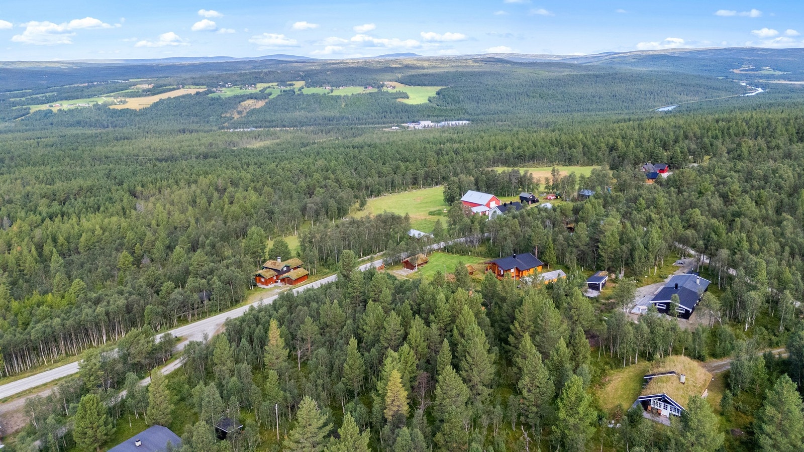 Fra tomta er det ca. 4,5 km til Røros sentrum. Galleribilde