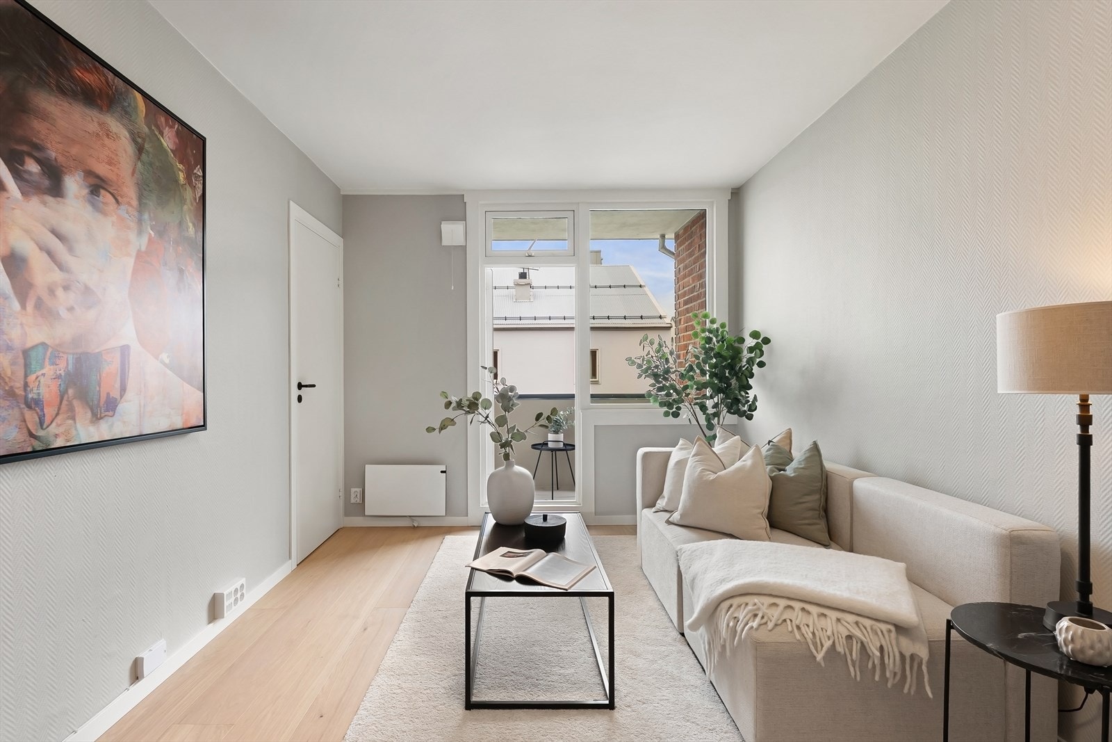 Planløsningen er både praktisk og arealeffektiv, med delvis åpen stue- og kjøkkenløsning, et delikat bad og fint soverom. Galleribilde