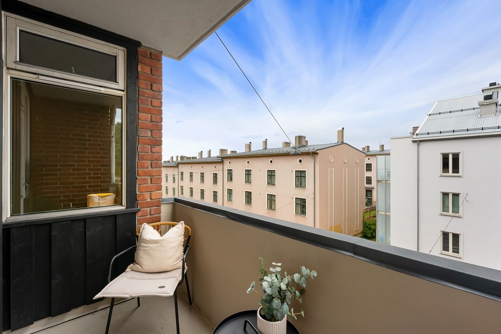 Balkongen er på ca. 4 kvm og har god plass til en liten sittegruppe. Galleribilde
