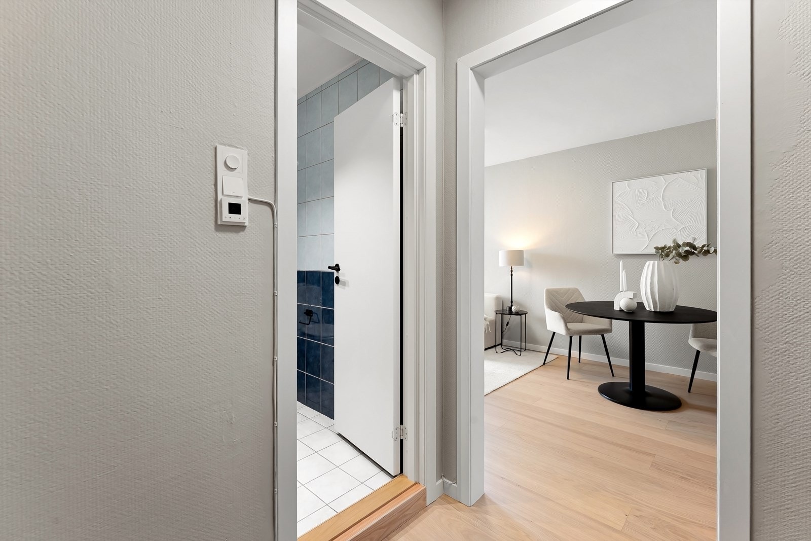 Lys og romslig entré som gir et godt førsteinntrykk til boligen. Galleribilde