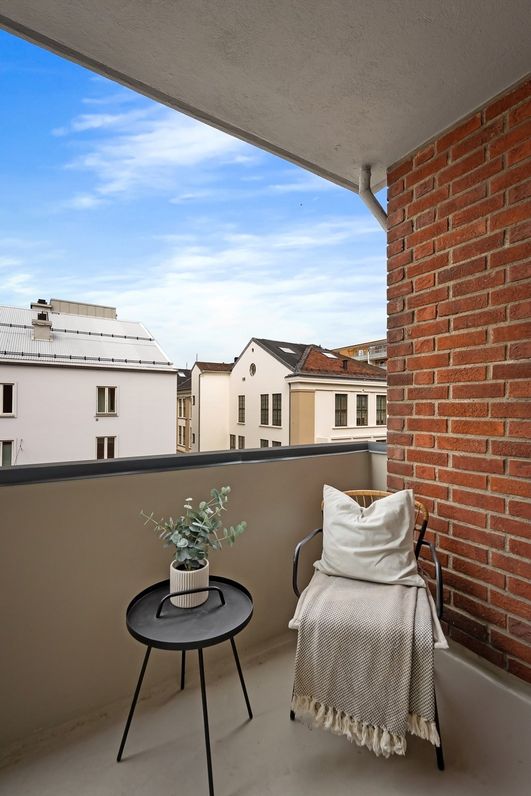 Solrik balkong med ettermiddagssol. Galleribilde