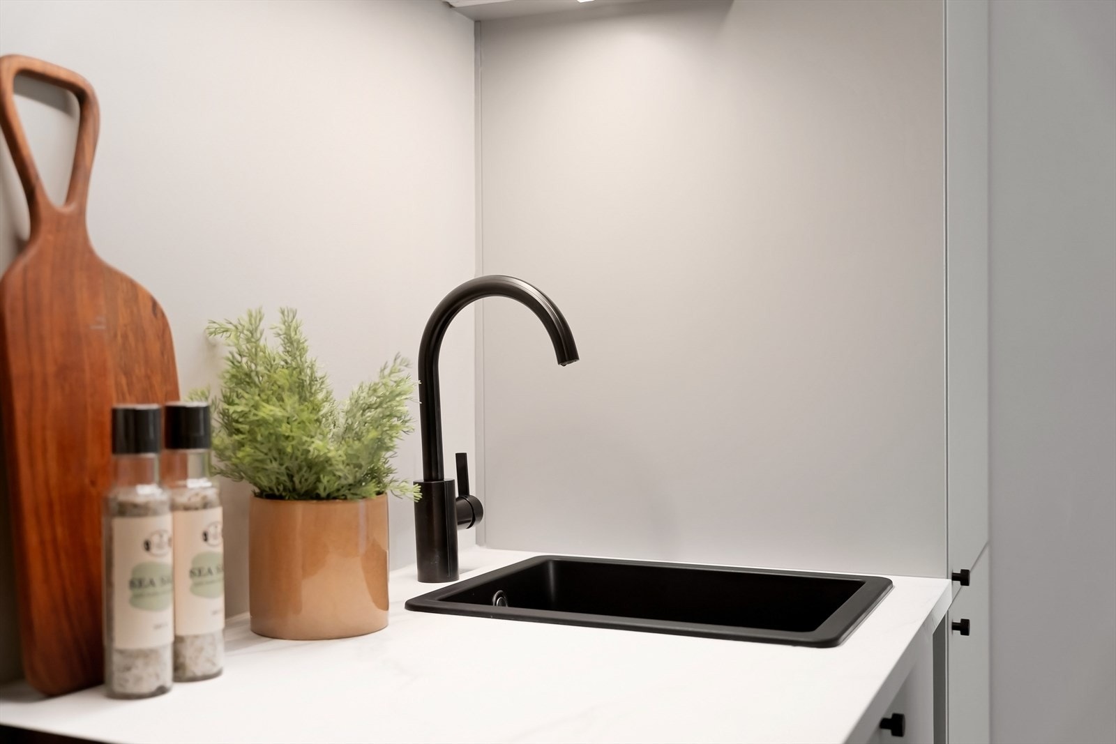 Delikat servant som står i stil med resten av kjøkkenet. Galleribilde