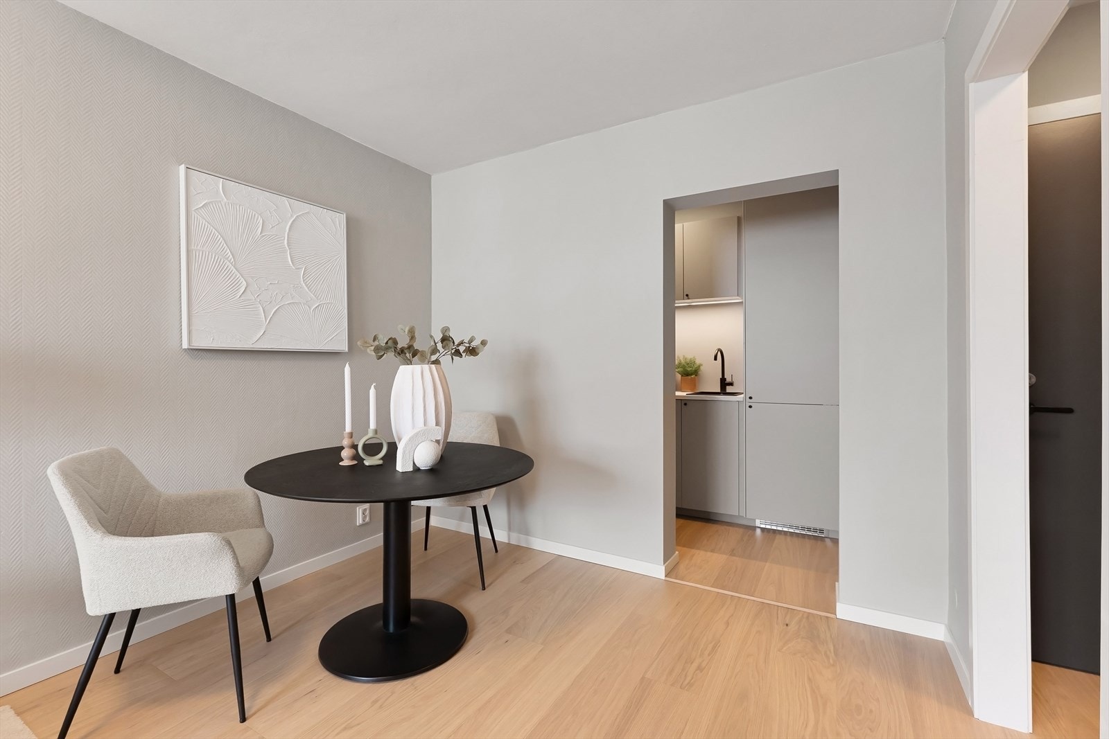 Kjøkkenet har en praktisk løsning og ligger i delvis åpen løsning mot stuen. Galleribilde