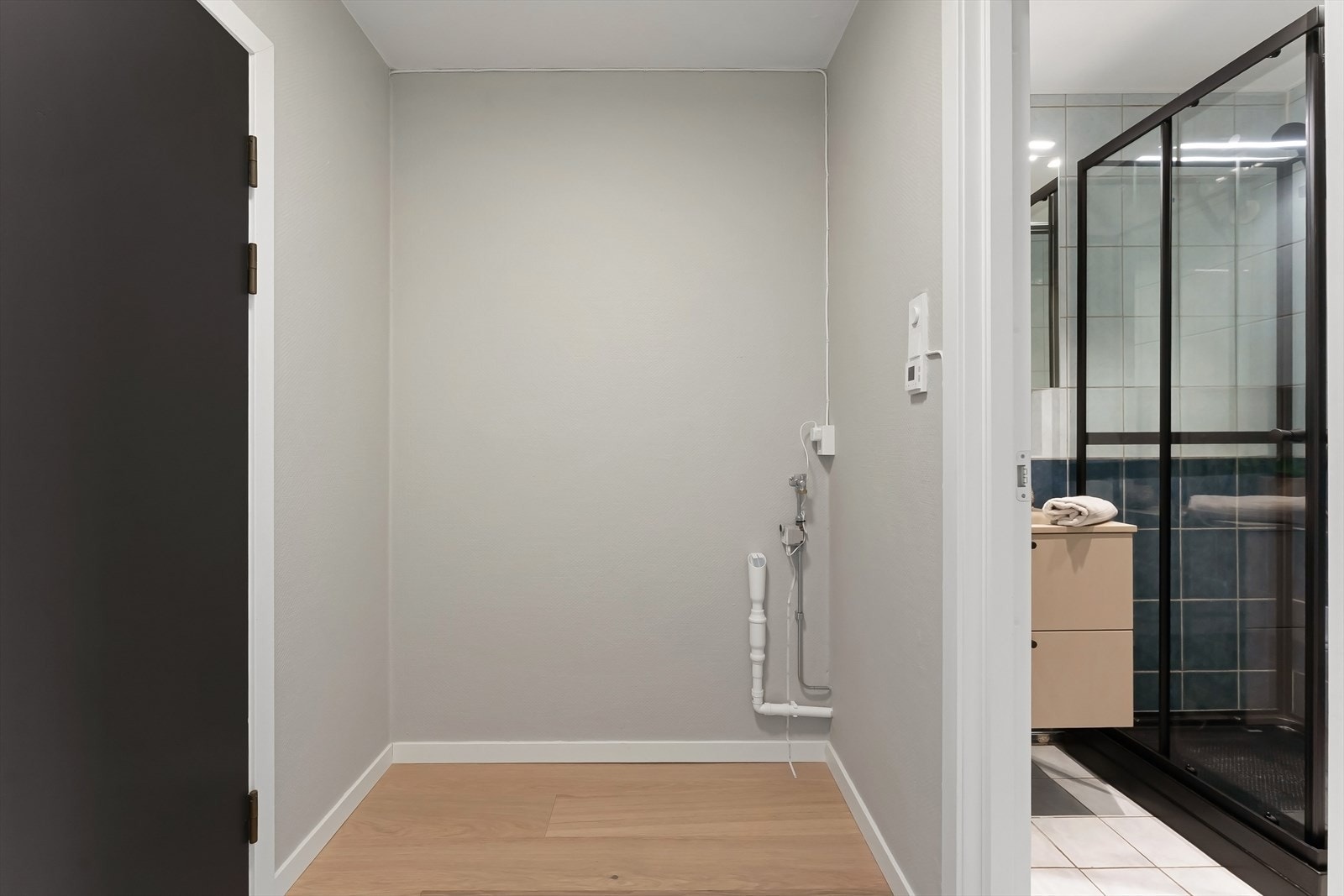 Romslig inngangsparti med opplegg for vaskemaskin - god plass til en garderobeløsning med skjult vaskemaskin. Galleribilde