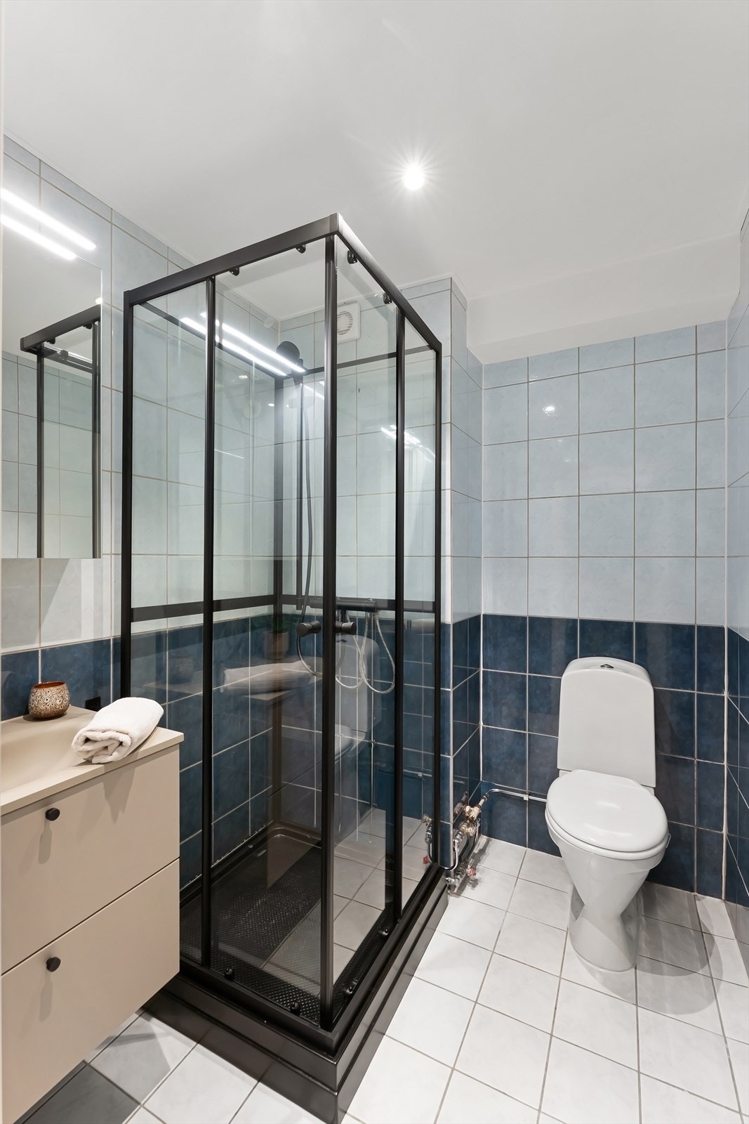 Badet fremstår som funksjonelt med praktiske løsninger. Galleribilde