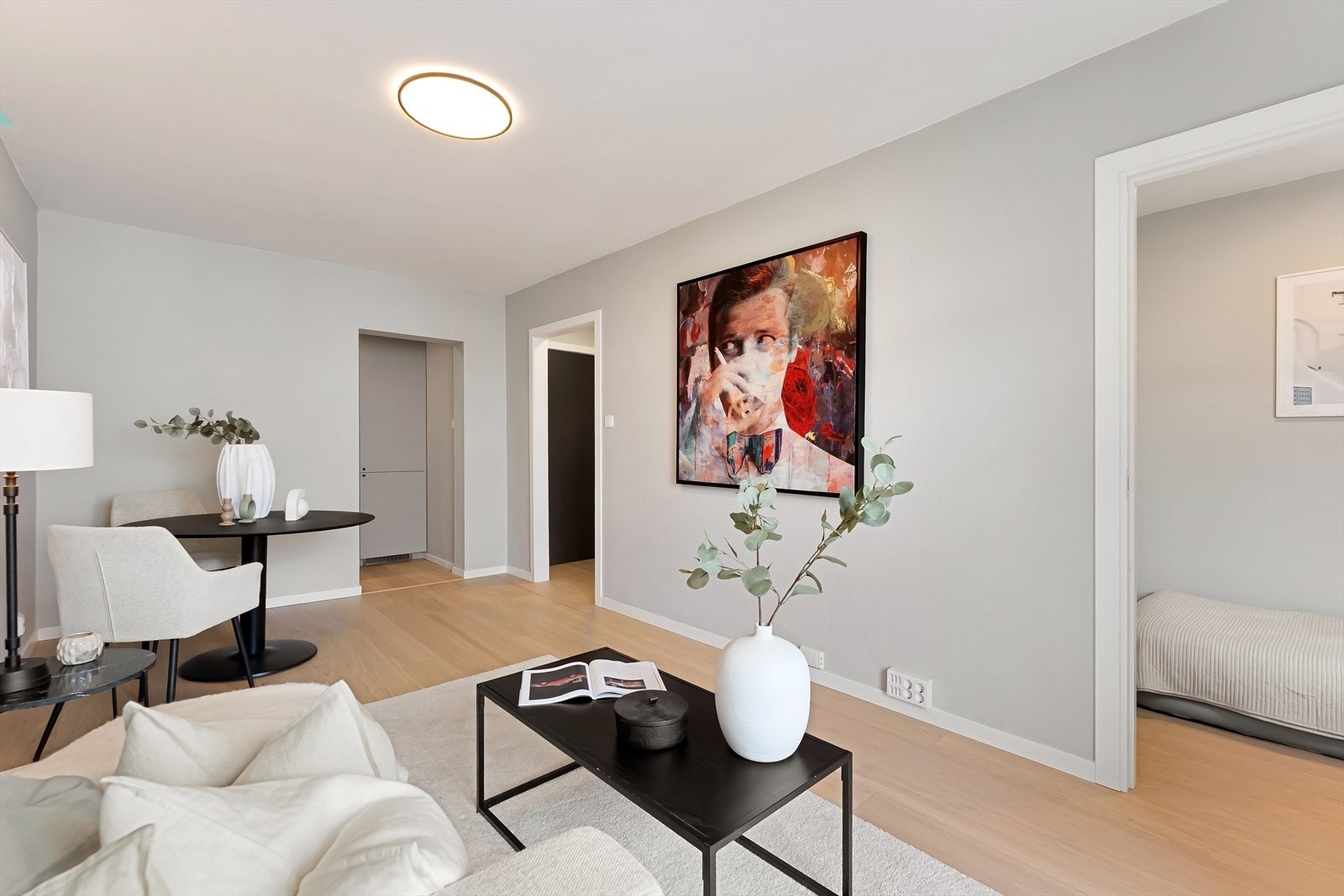 Boligen ble overflateoppusset i 2025 og fremstår som svært moderne og innbydende. Galleribilde