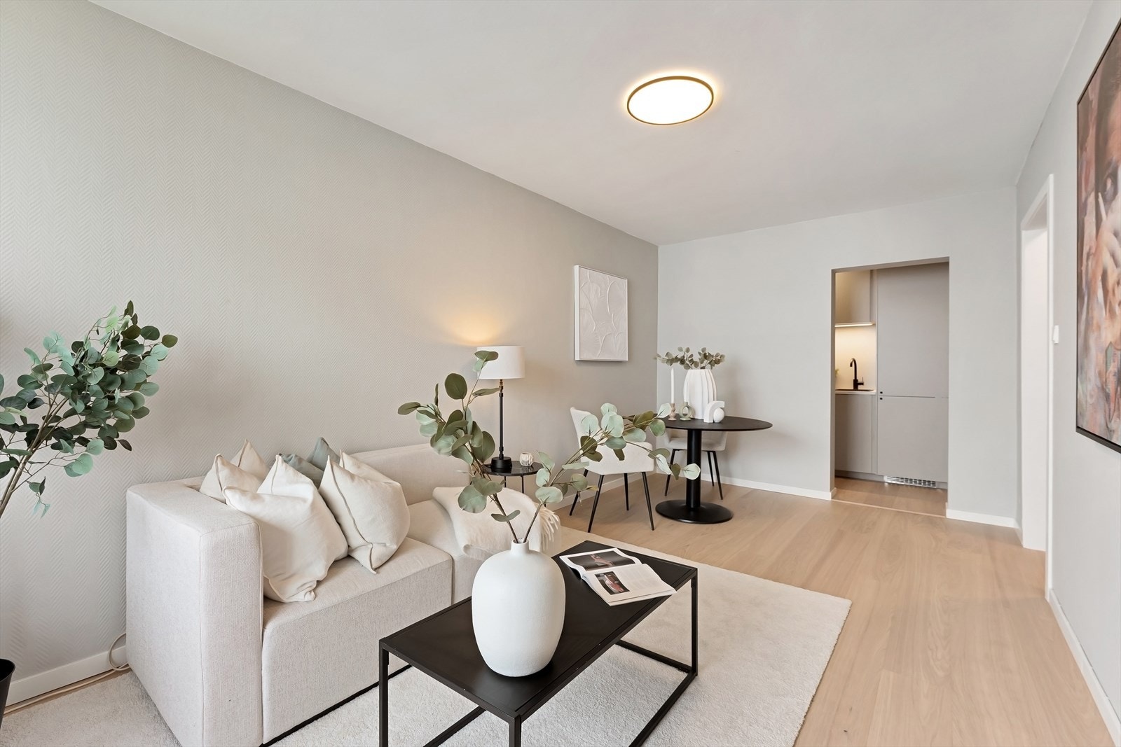 Boligen har elektrisk oppvarming via panelovner, samt elektrisk gulvvarme på baderom. Galleribilde