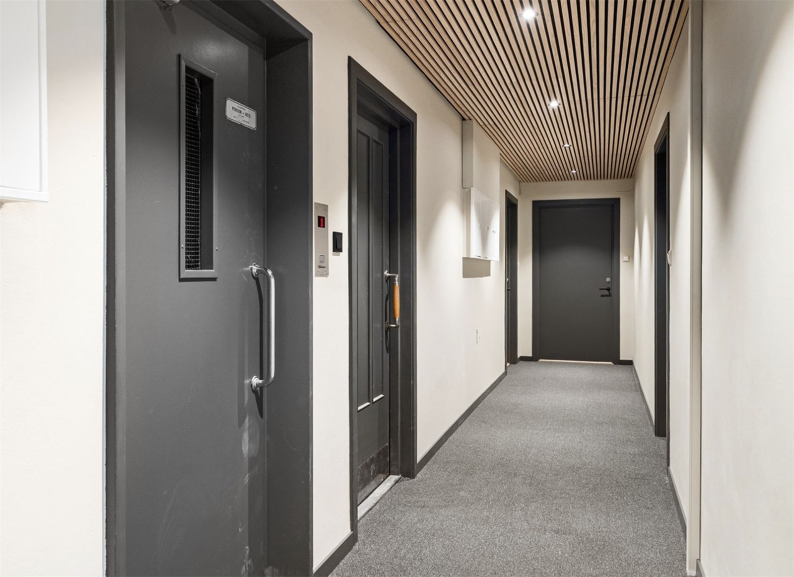 Pent oppusset oppgang med heisadkomst ned til kjeller. Galleribilde