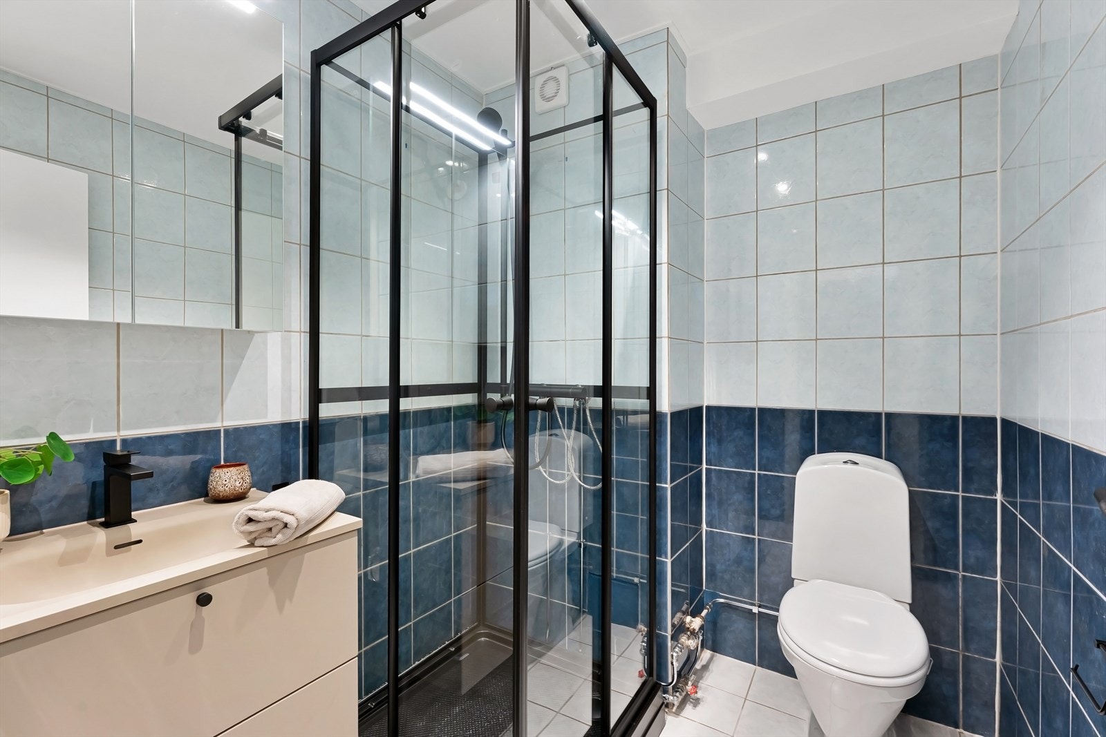 Praktisk bad med nytt dusjkabinett og ny servant. Galleribilde