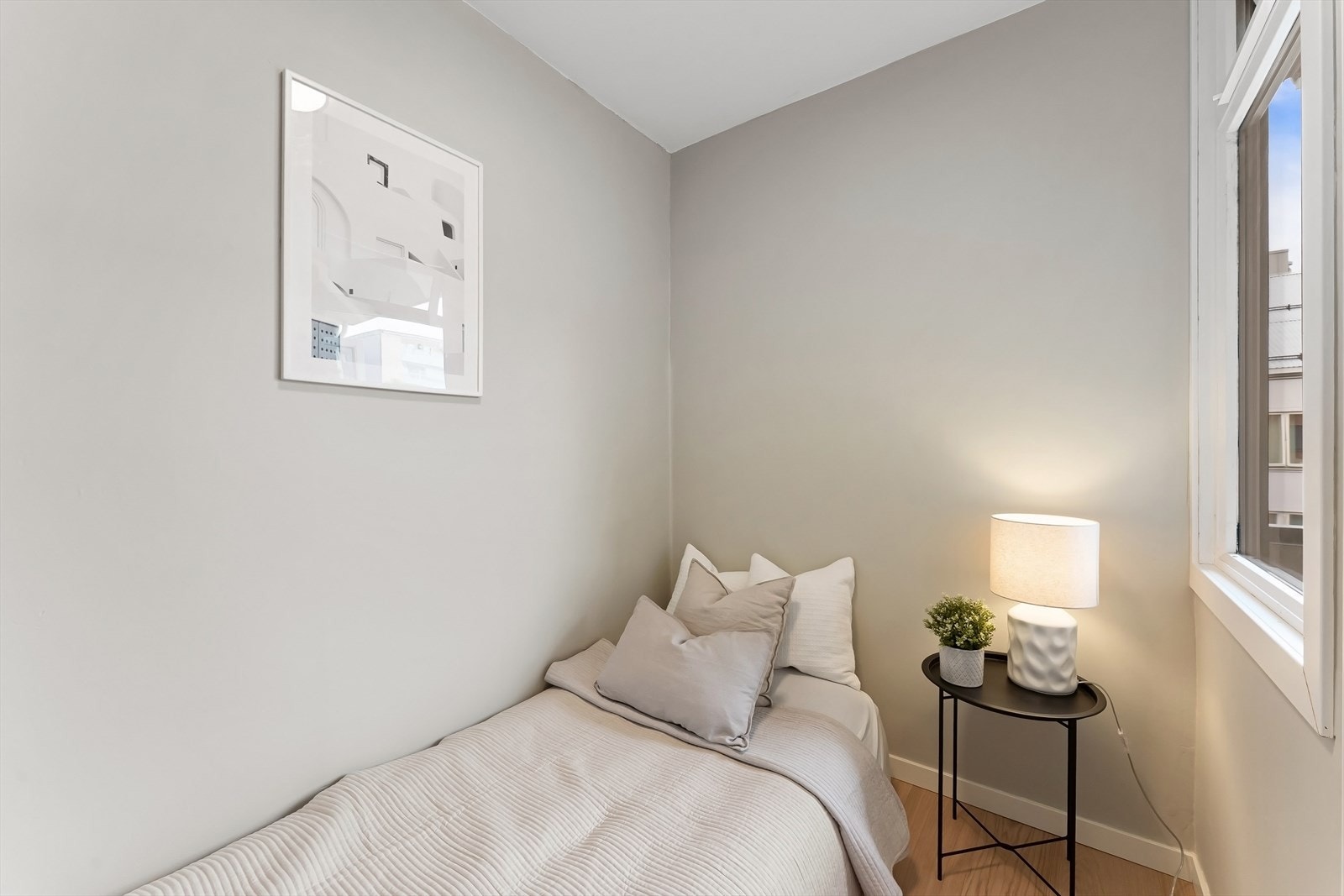 Soverommet oppleves som lyst og luftig med moderne fargevalg og delikate overflater. Galleribilde