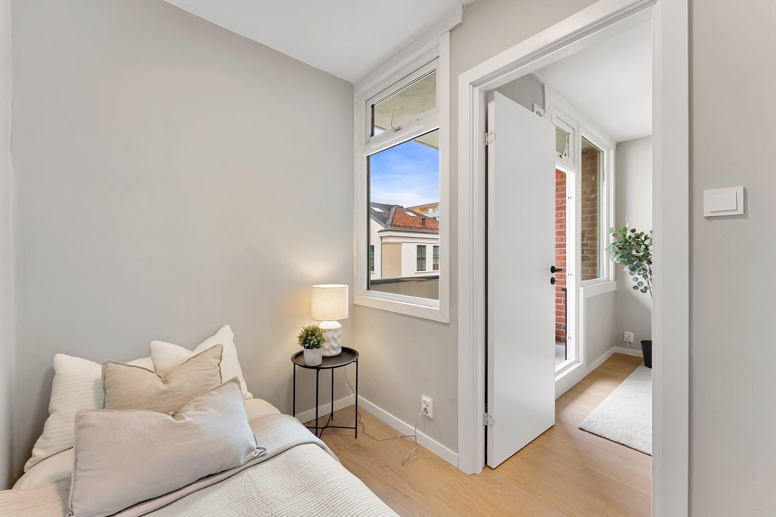 Stor vindusflate som sikrer godt lysinnslipp. Et ideelt sted for ro og avslapning. Galleribilde