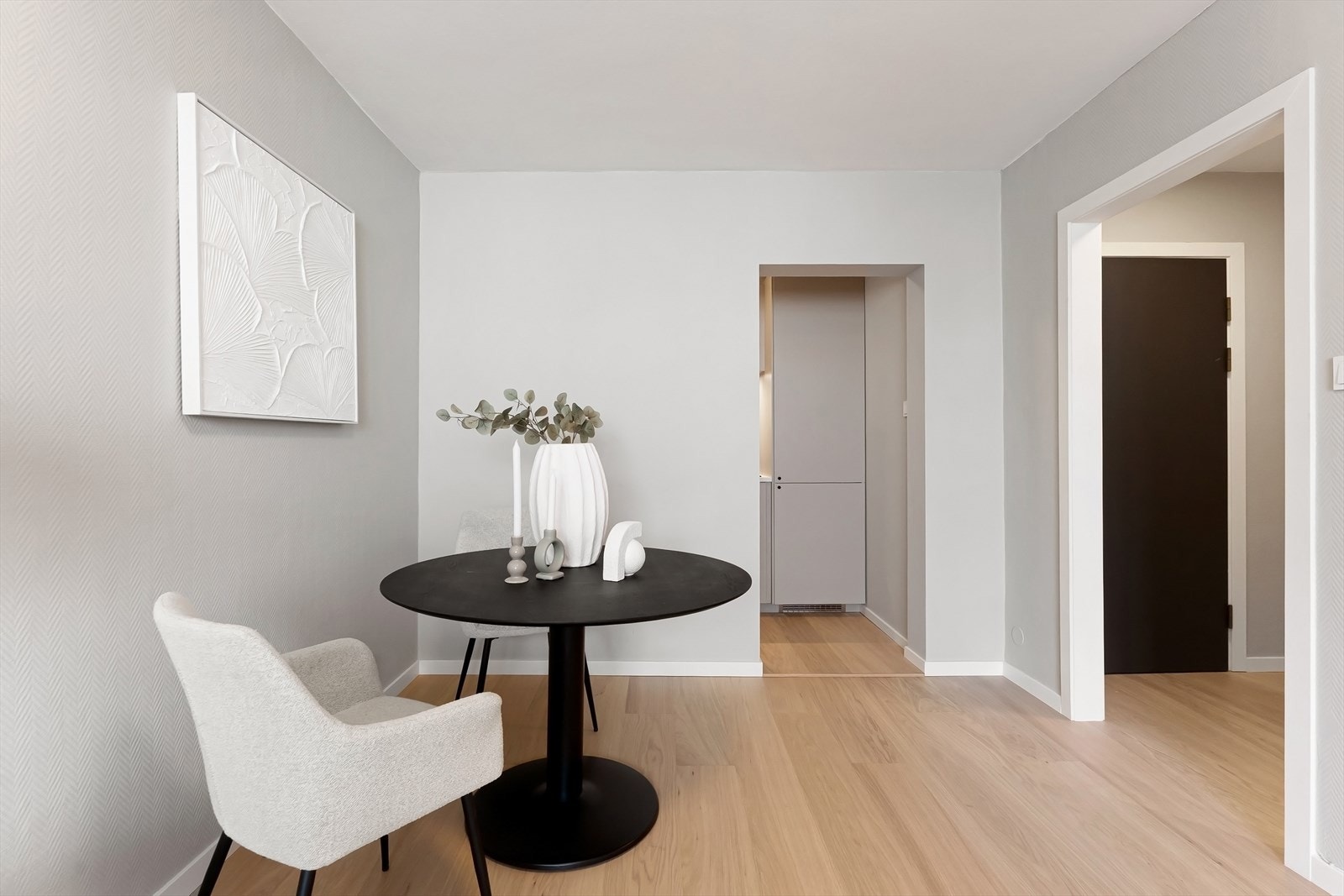 Overflatene består av enstavs eikeparkett og malte flater. Leiligheten fremstår svært tidsriktig med delikate overflater. Galleribilde