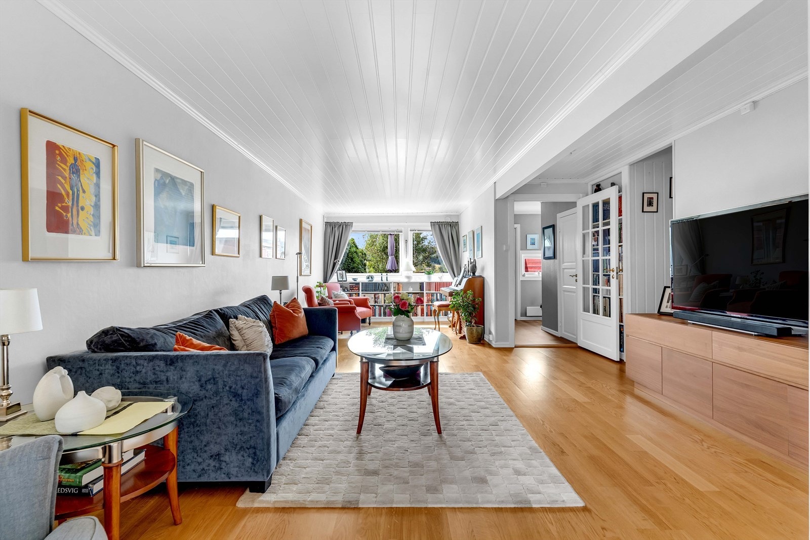 1. etasjen består av oppholdsrom med stue, lesekrok, spisestue, samt kjøkken, vaskerom og entré med tilknytning til innvendig bod. Galleribilde